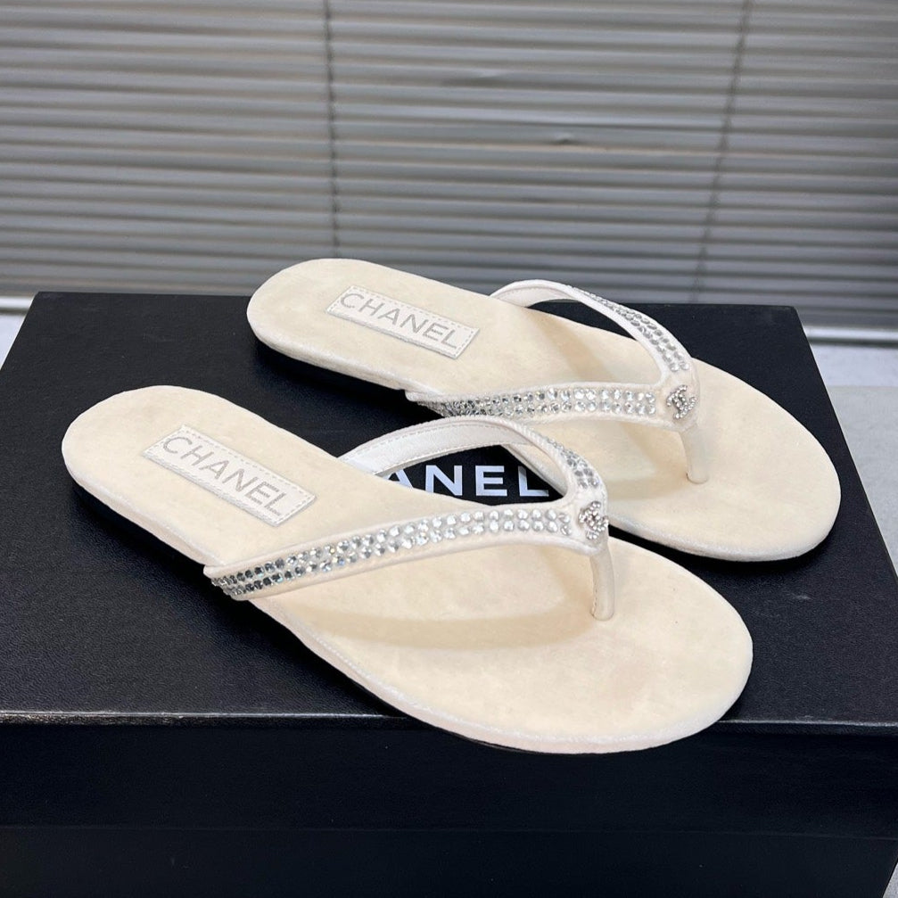 CRYSTAL THONG SANDAL IN WHITE CREAM SUEDE