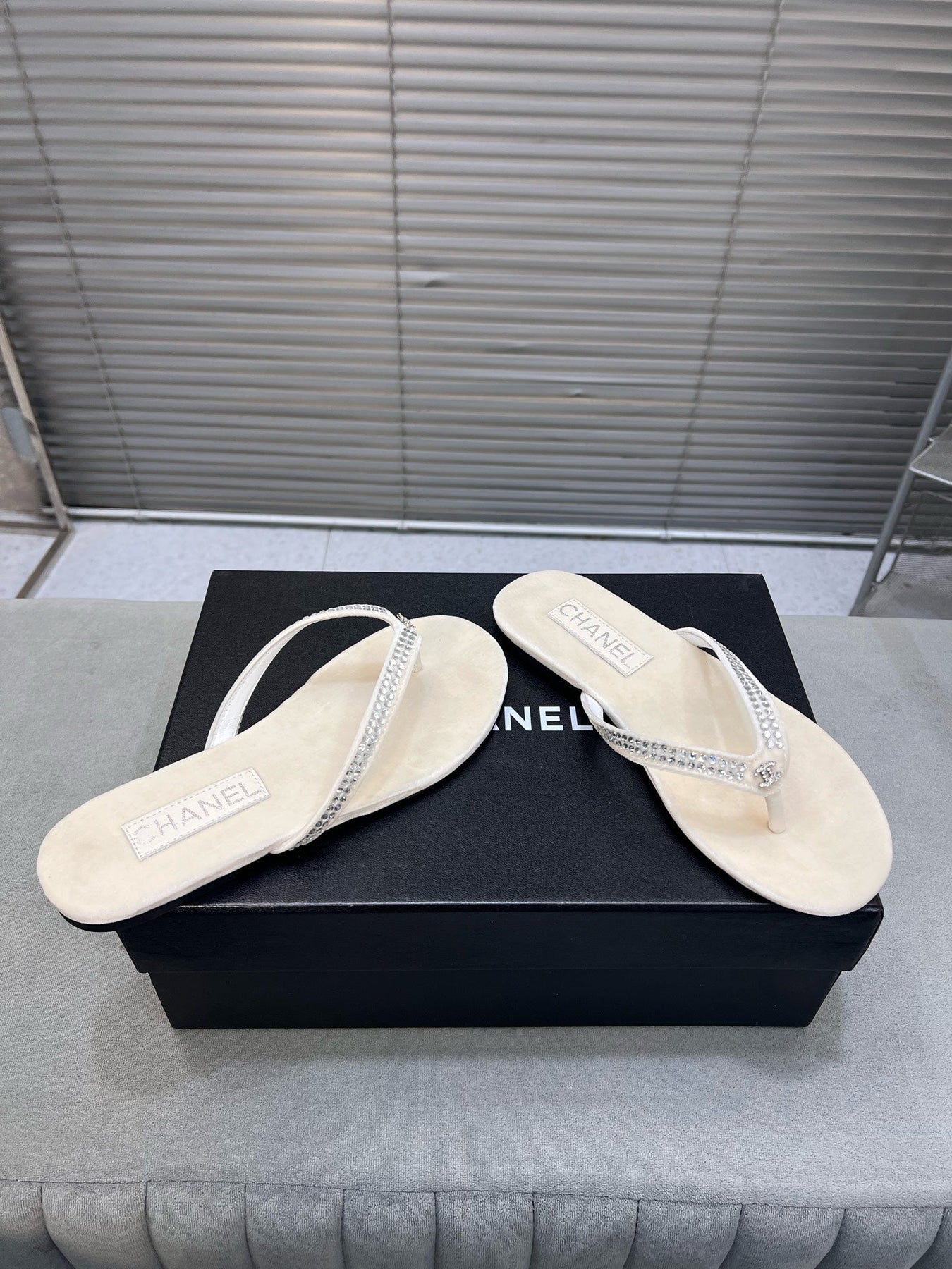 CRYSTAL THONG SANDAL IN WHITE CREAM SUEDE