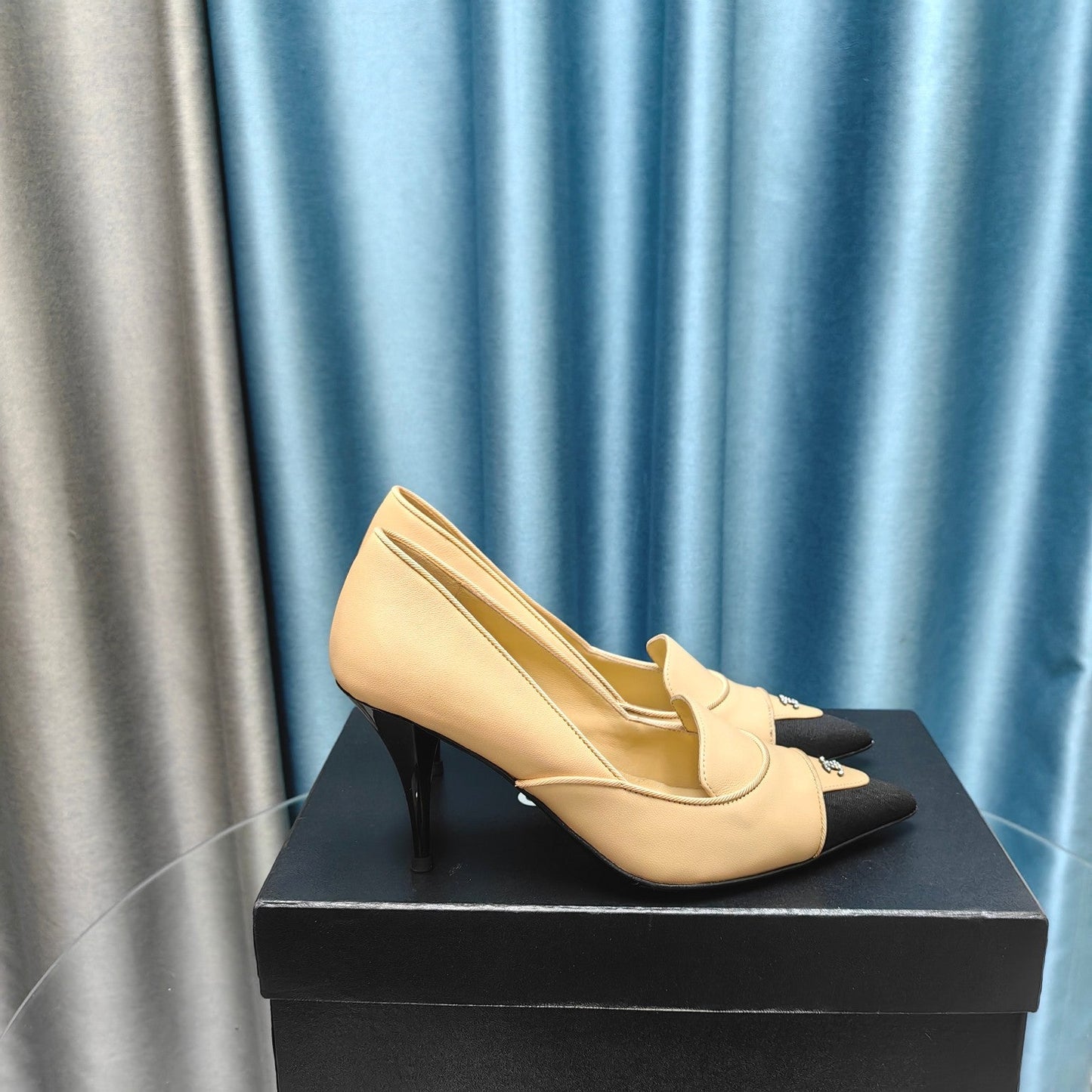 HIGH HEELS IN DARK CREAM MIX BLACK SHEEPSKIN