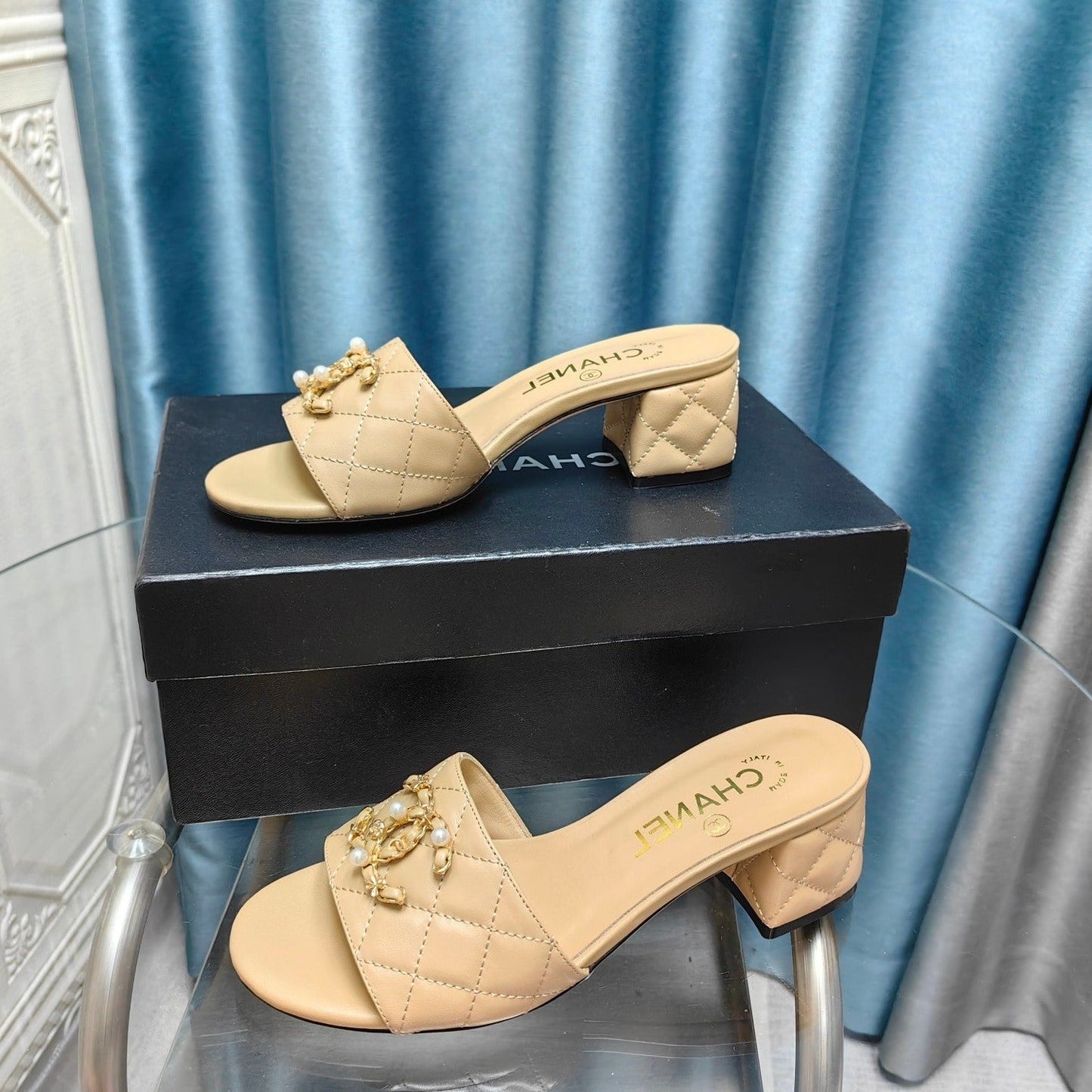 MULE SLIDE SANDAL IN BEIGE CREAM LAMBSKIN