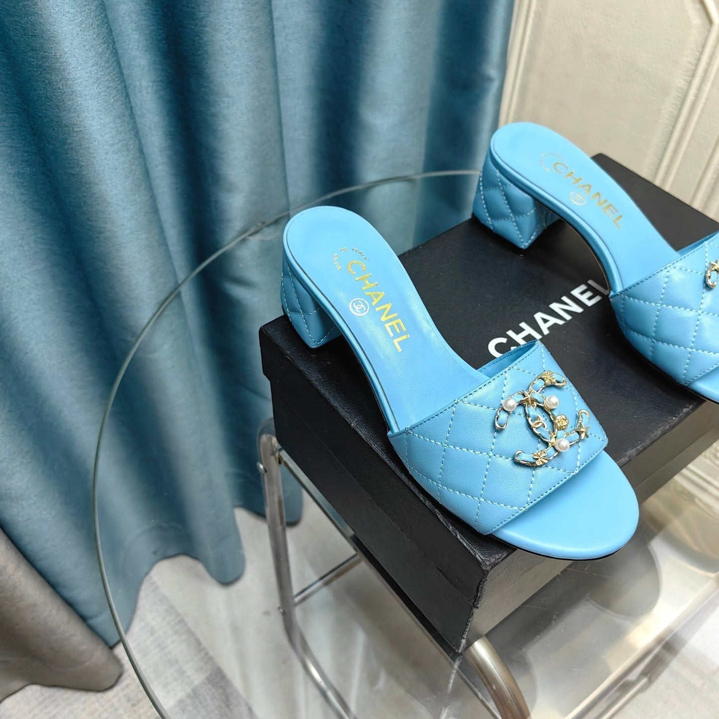 MULE SLIDE SANDAL IN SKY BLUE LAMBSKIN