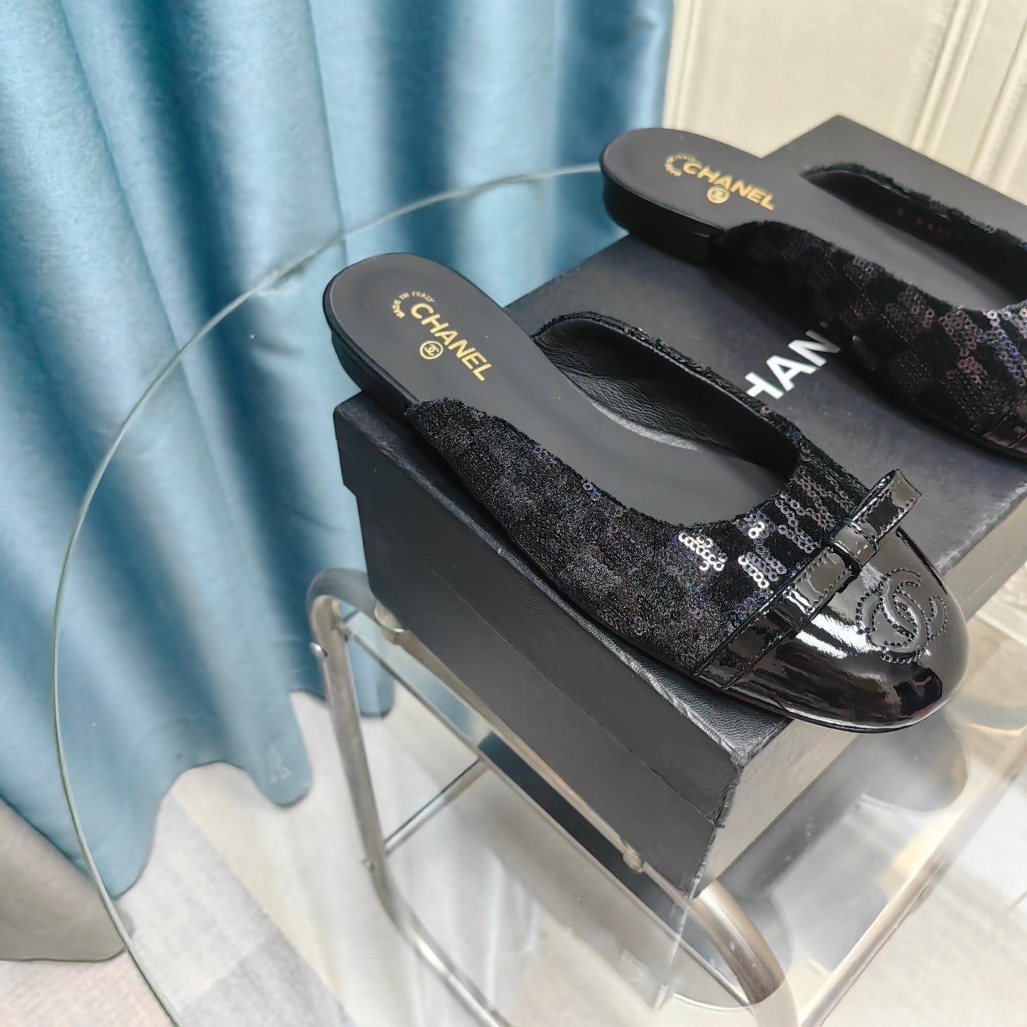 MULE IN BLACK SATIN AND LAMBSKIN