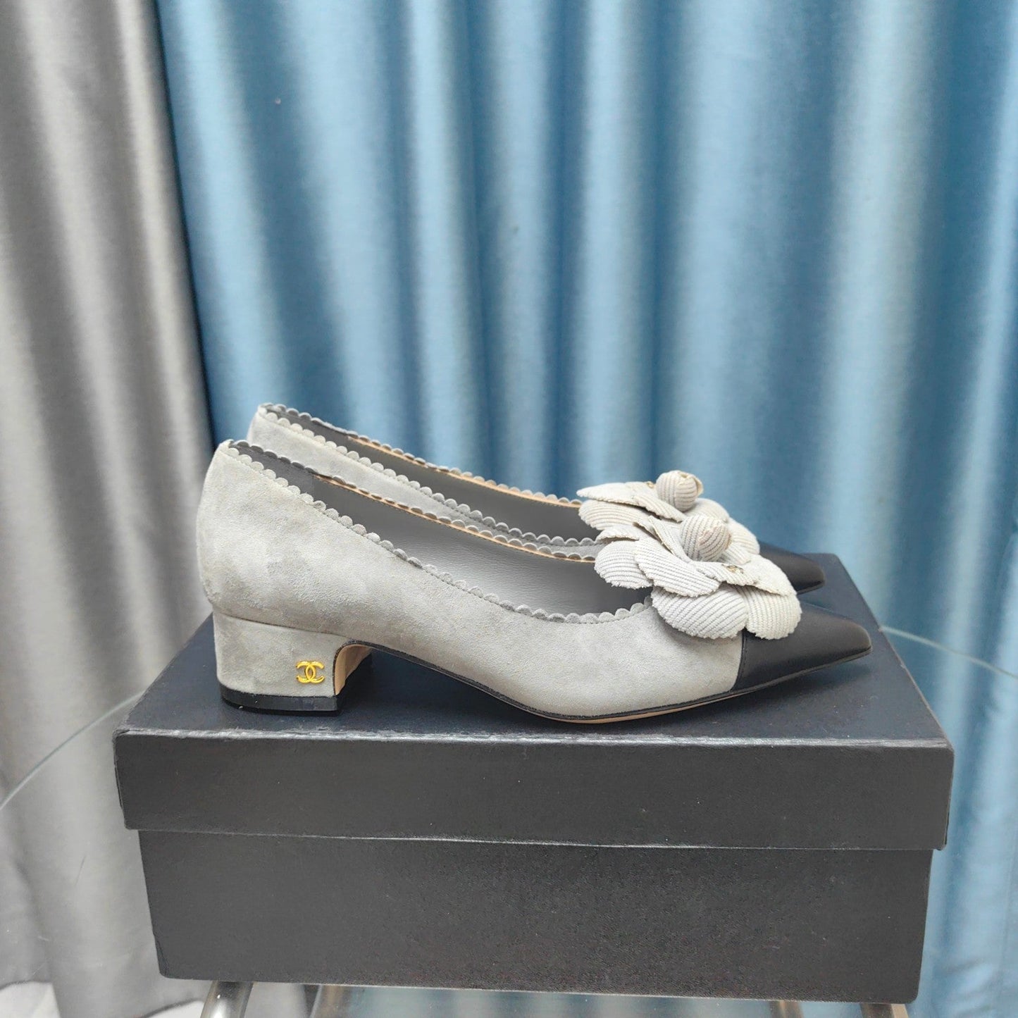 CC MEDIUM HEELS IN SPANISH GRAY SUEDE AND BLACK CALFSKIN WITH FLOWER