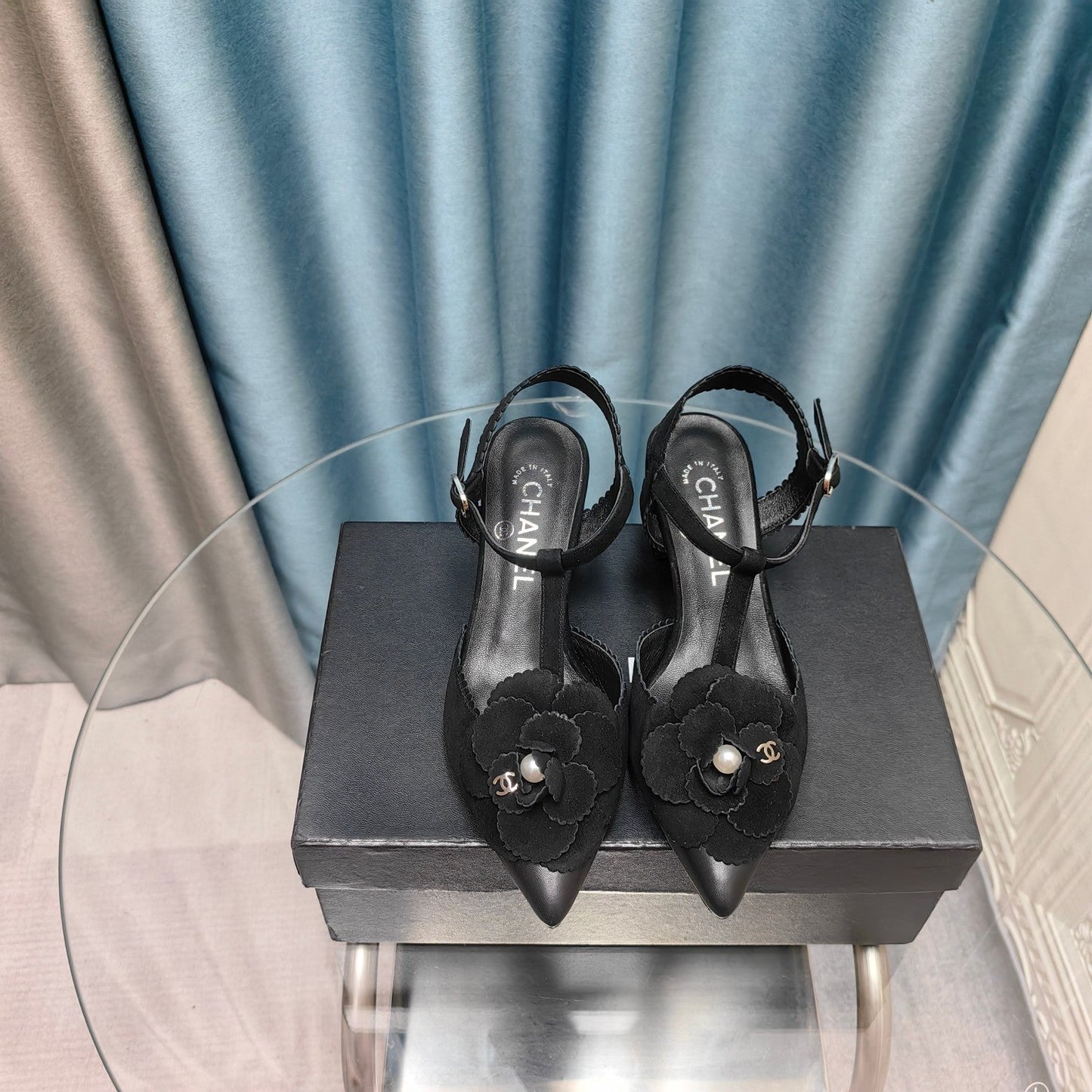 CC CAMELLIA SANDAL IN BLACK SUEDE AND CALFSKIN WITH FLOWER