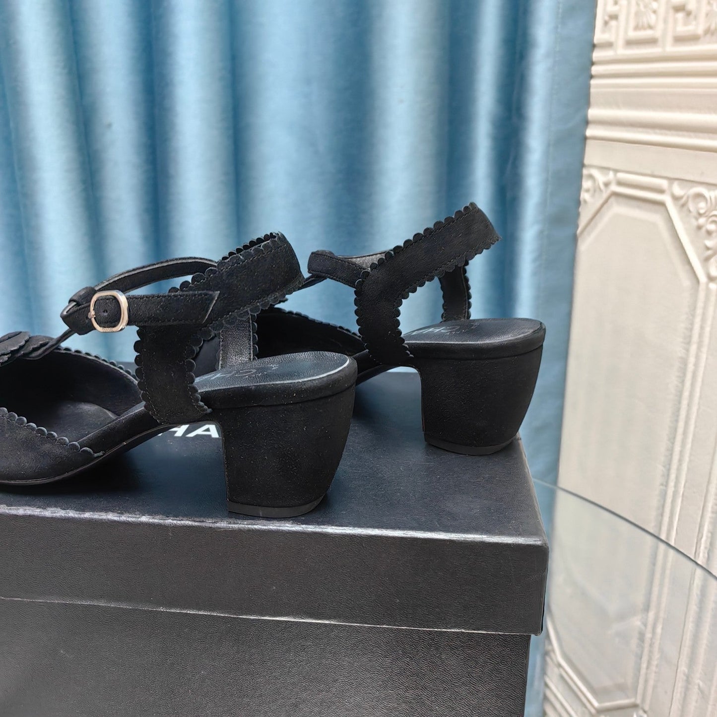 CC CAMELLIA SANDAL IN BLACK SUEDE AND CALFSKIN WITH FLOWER