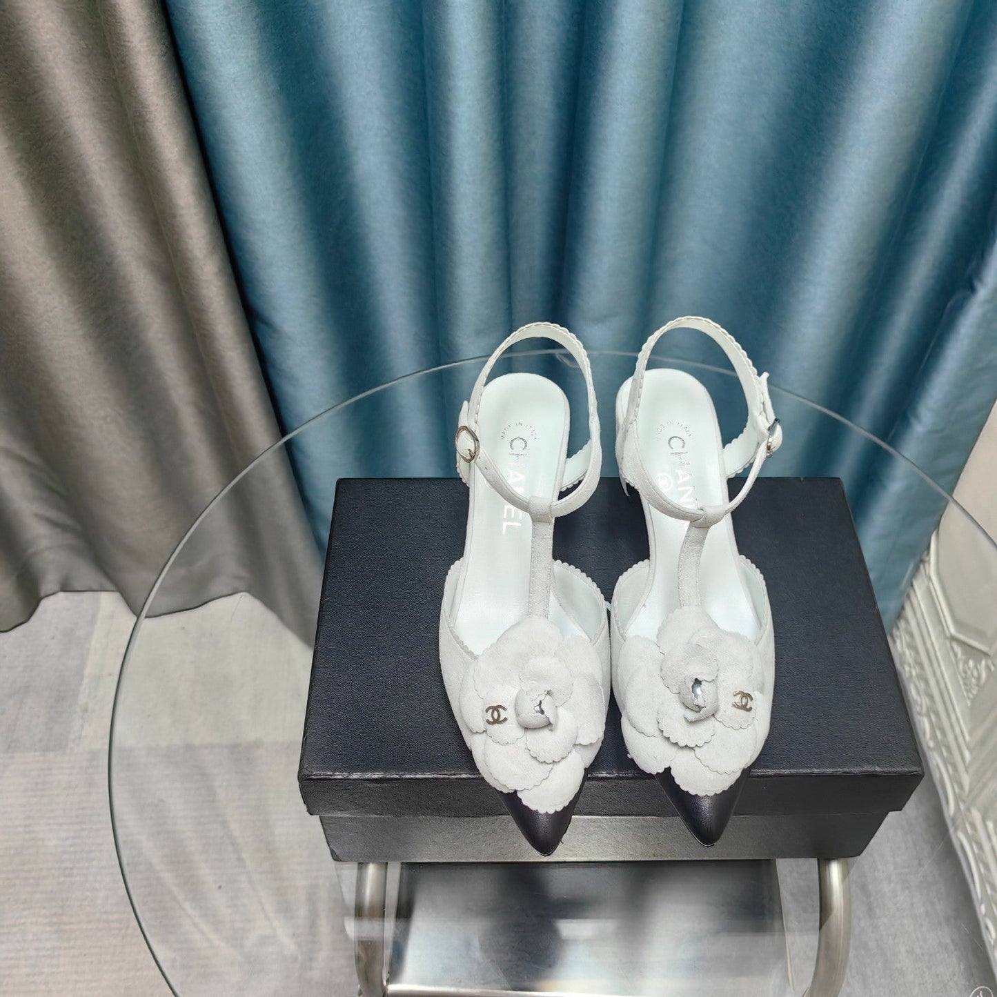 CC CAMELLIA SANDAL IN WHITE SUEDE AND BLACK CALFSKIN WITH FLOWER