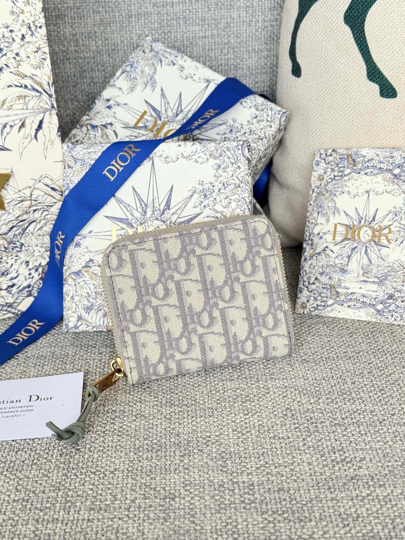 MONTAIGNE VOYAGEUR COIN PURSE 12 IN GREY MONOGRAM OBLIQUE JACQUARD