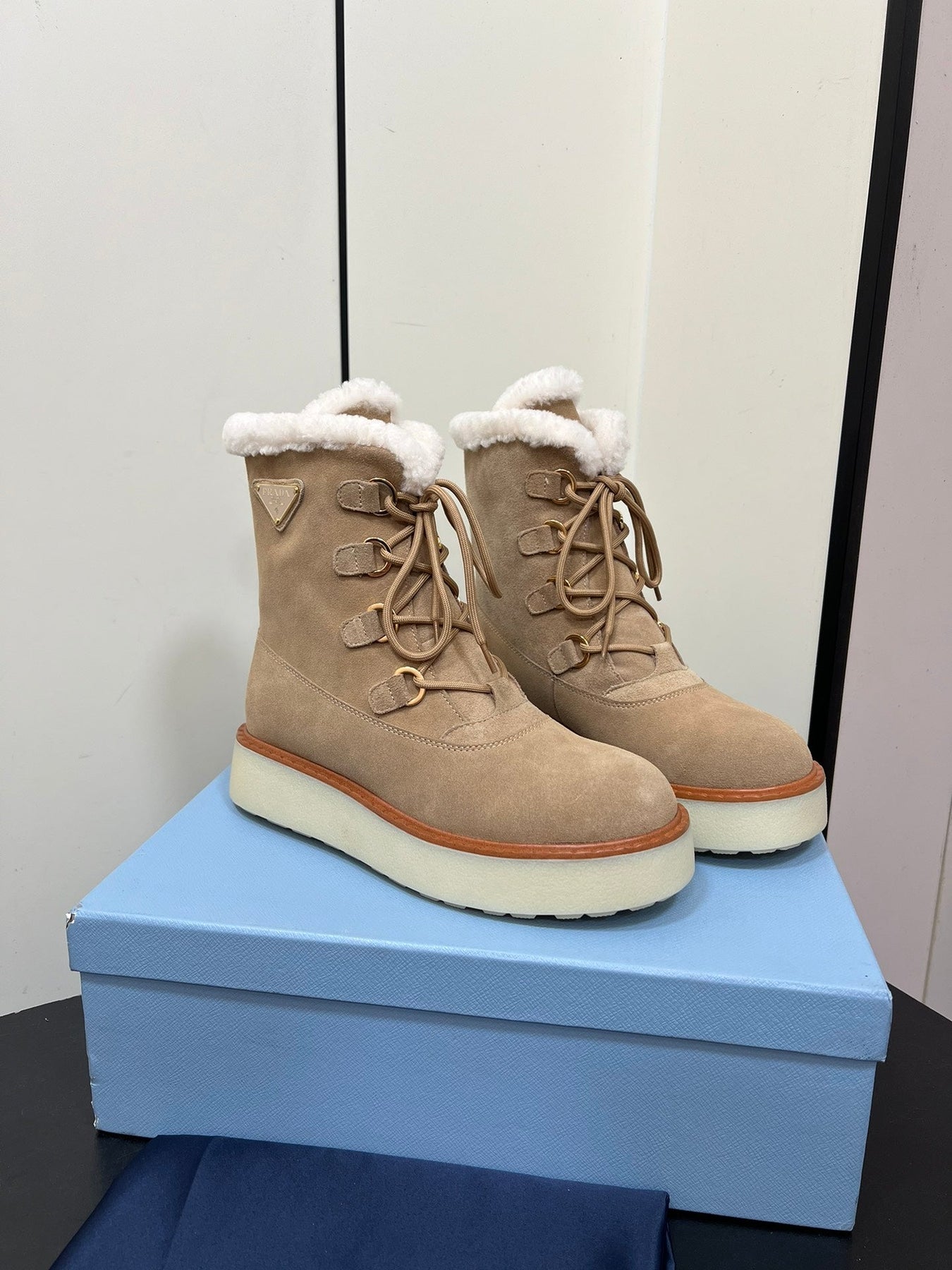 LACE-UP ANKLE BOOTS IN TAN BEIGE SUEDE AND SHEARLING LINING