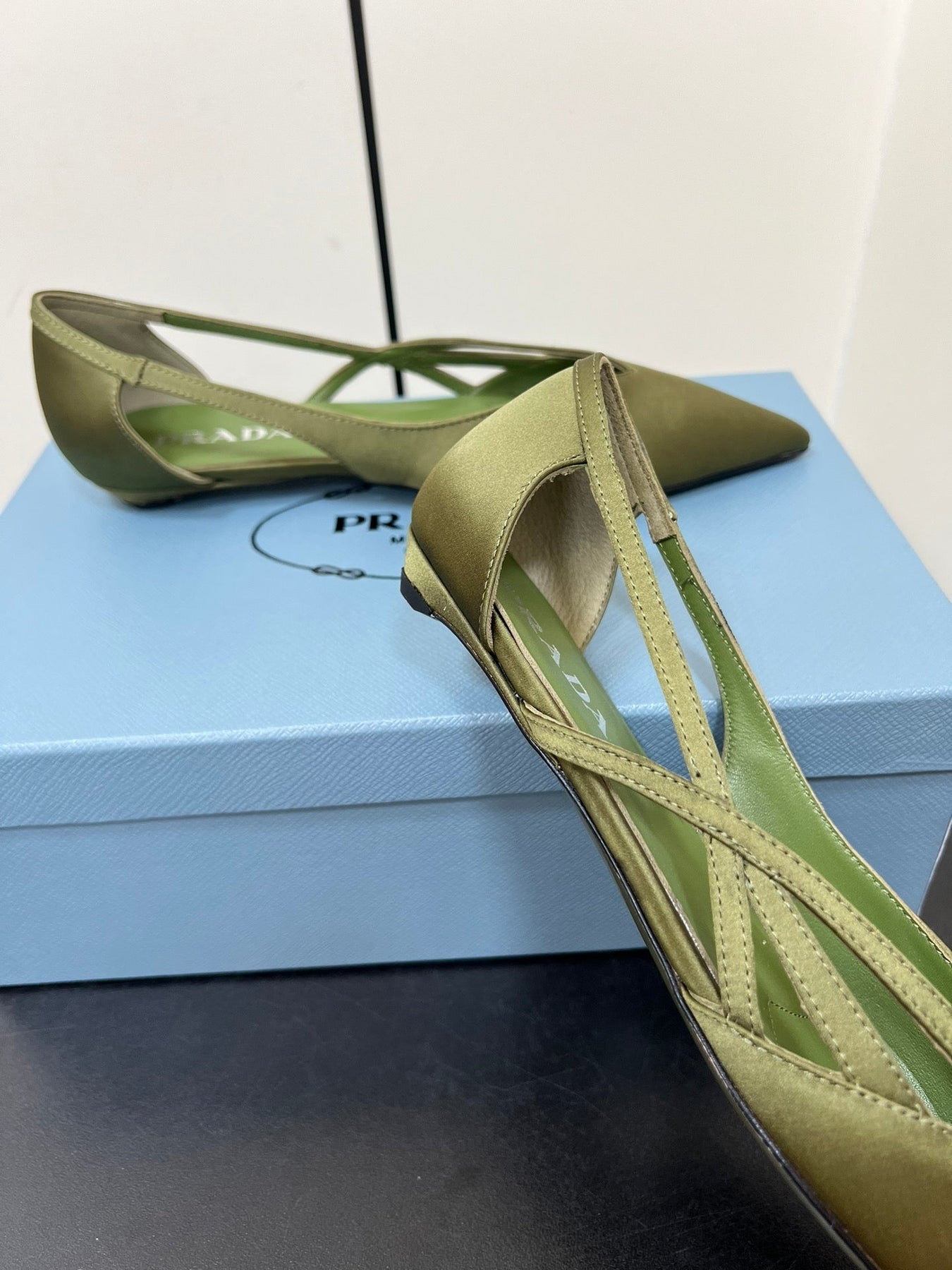 CUT-OUT BALLERINAS IN OLIVE GREEN SATIN