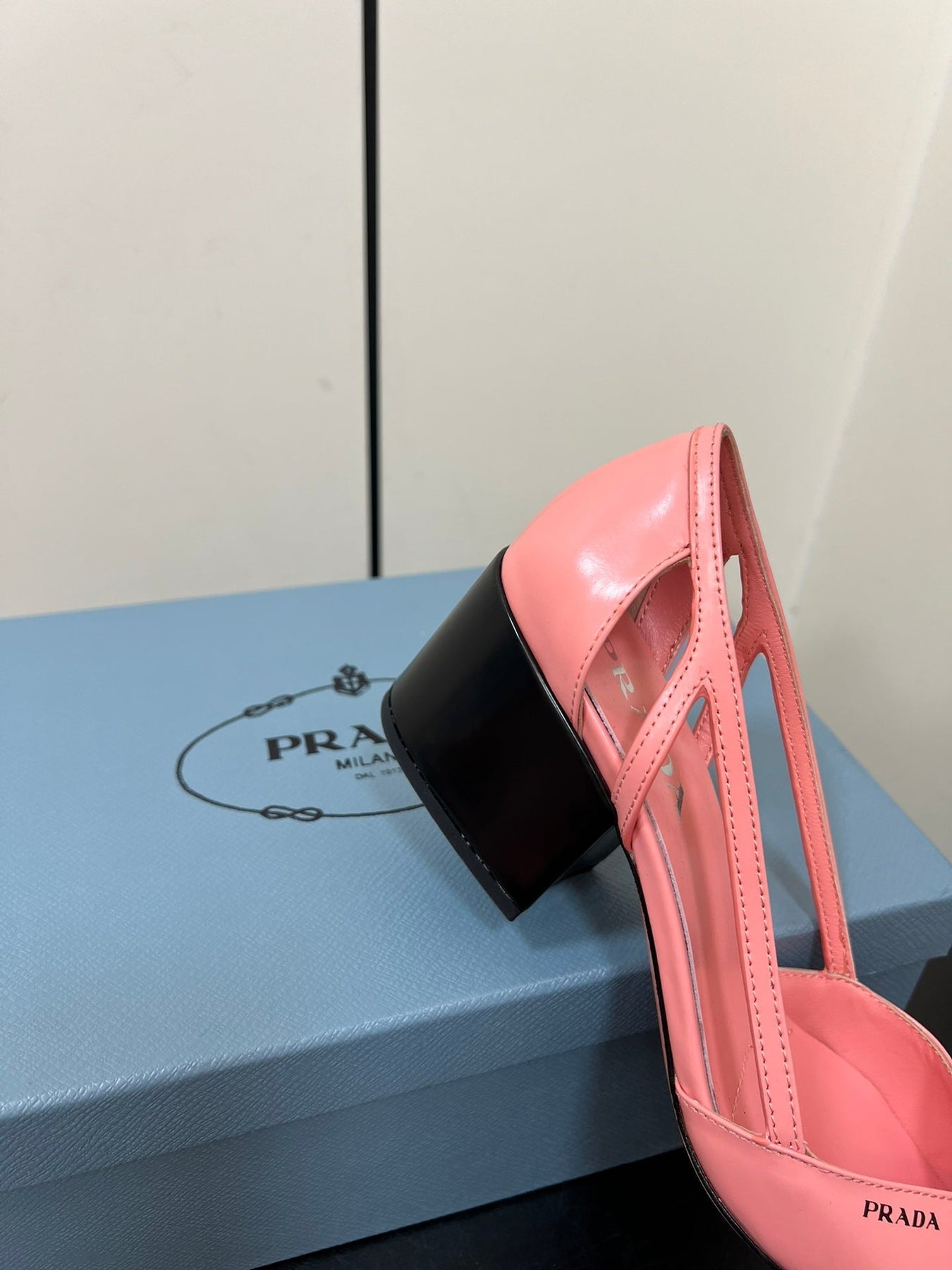 BRUSHED CUT-OUT PUMPS IN SALMON PINK CALFSKIN