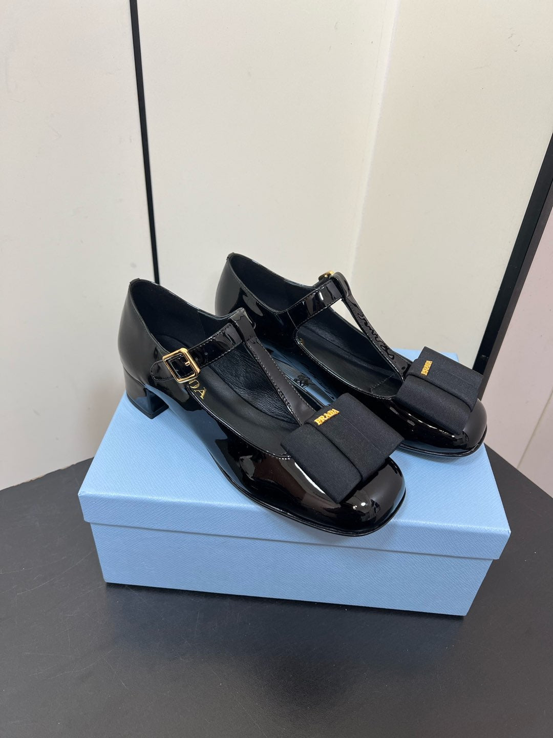BOW MARY JANE PUMPS WITH T-STRAP IN BLACK GLOSSY CALFSKIN