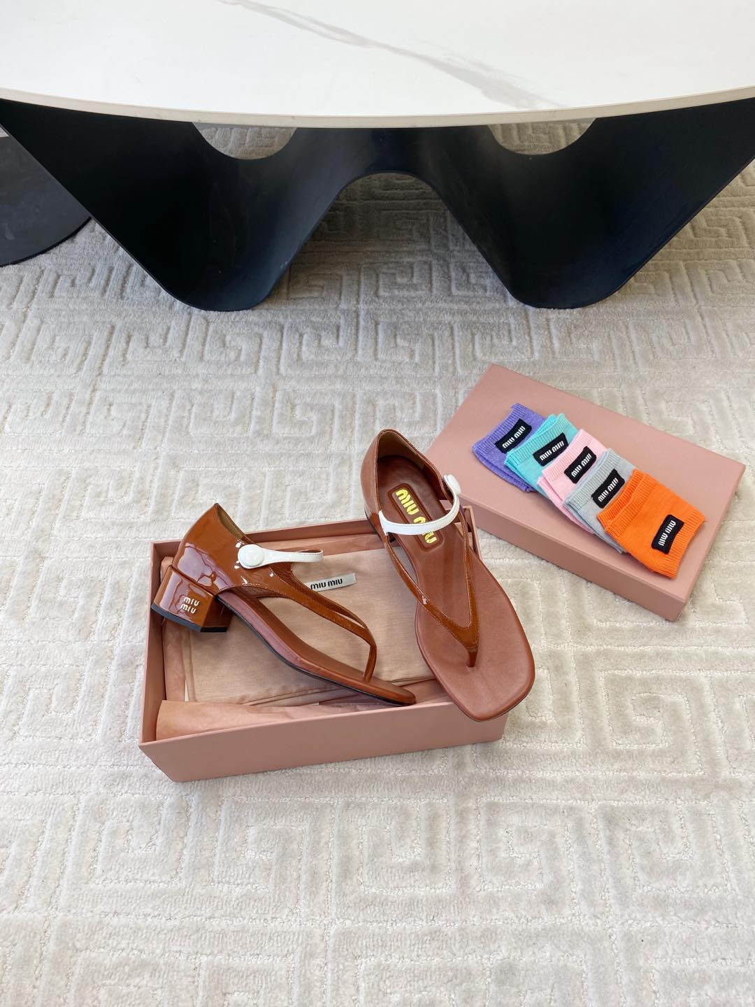 HIGH HEEL THONG SANDALS IN SMOKY UMBER GLOSSY SHEEPSKIN