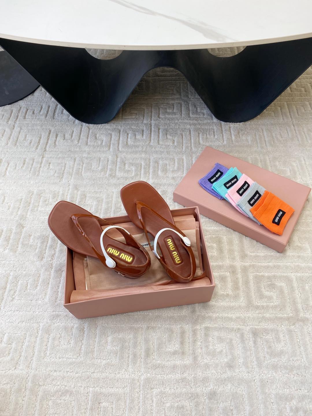 HIGH HEEL THONG SANDALS IN SMOKY UMBER GLOSSY SHEEPSKIN