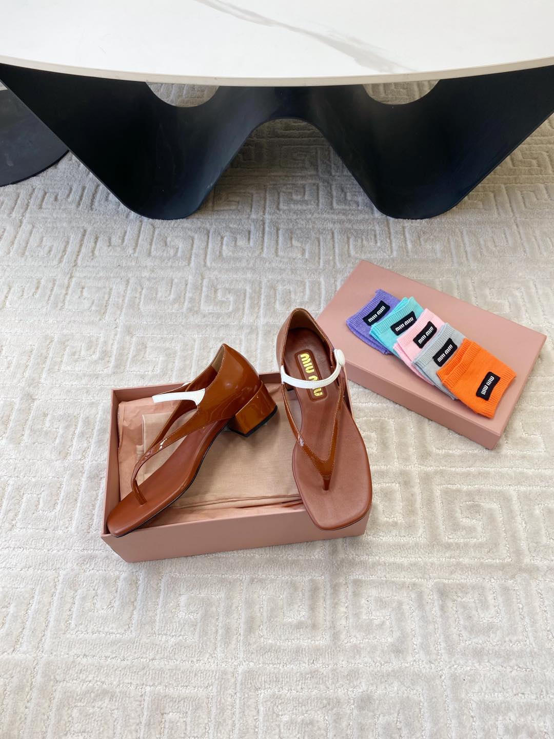 HIGH HEEL THONG SANDALS IN SMOKY UMBER GLOSSY SHEEPSKIN