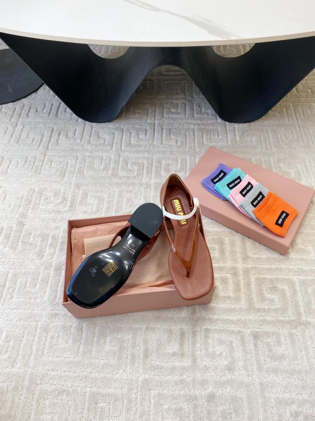 HIGH HEEL THONG SANDALS IN SMOKY UMBER GLOSSY SHEEPSKIN