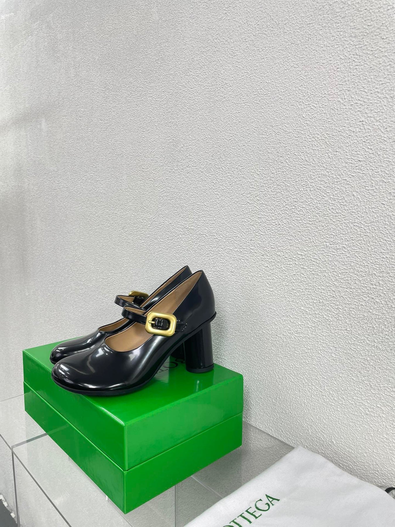 ATOMIC MARY-JANE PUMP 9 CM IN BLACK CALFSKIN