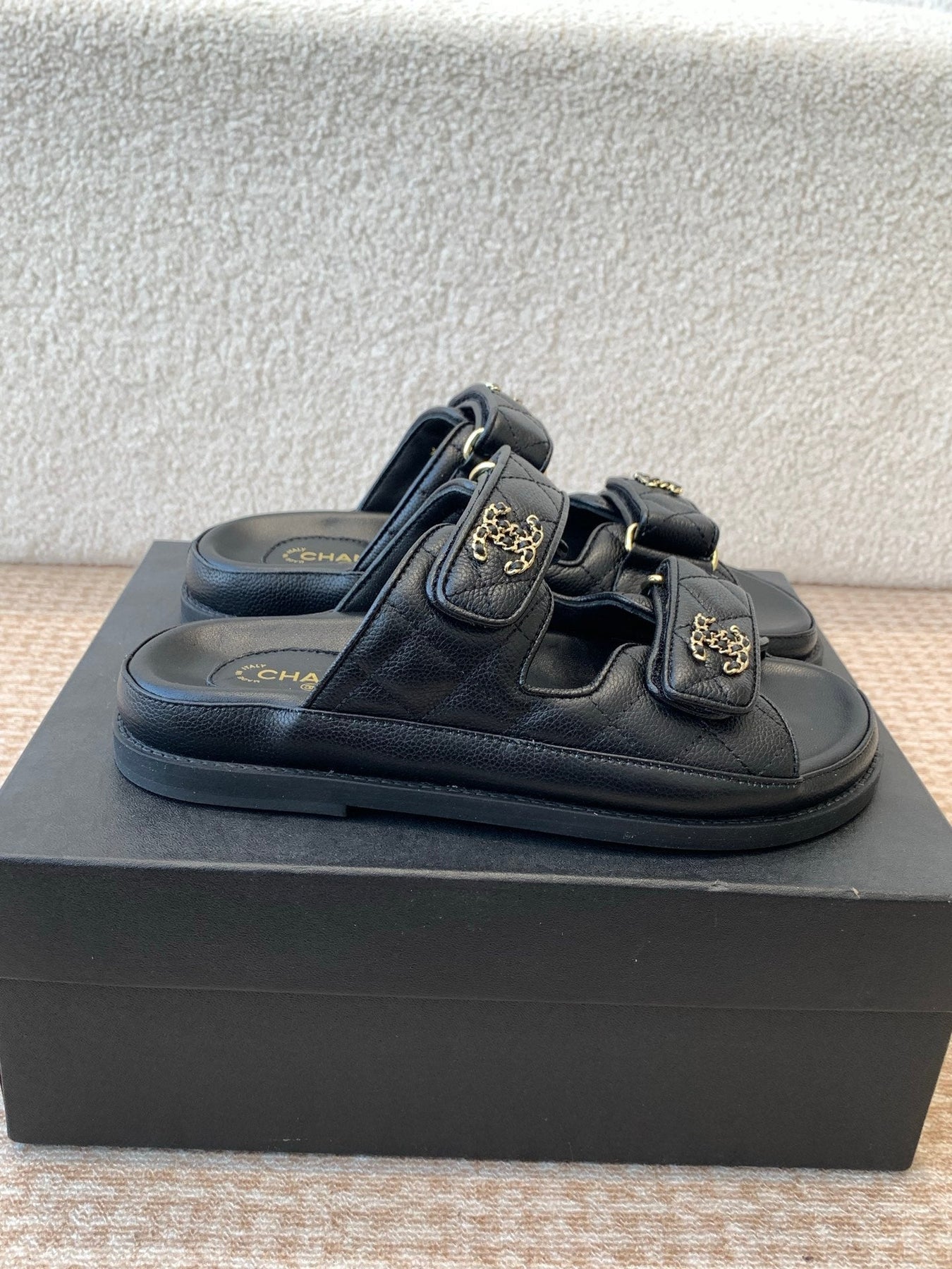 DAD SANDAL IN BLACK SHEEPSKIN MULE