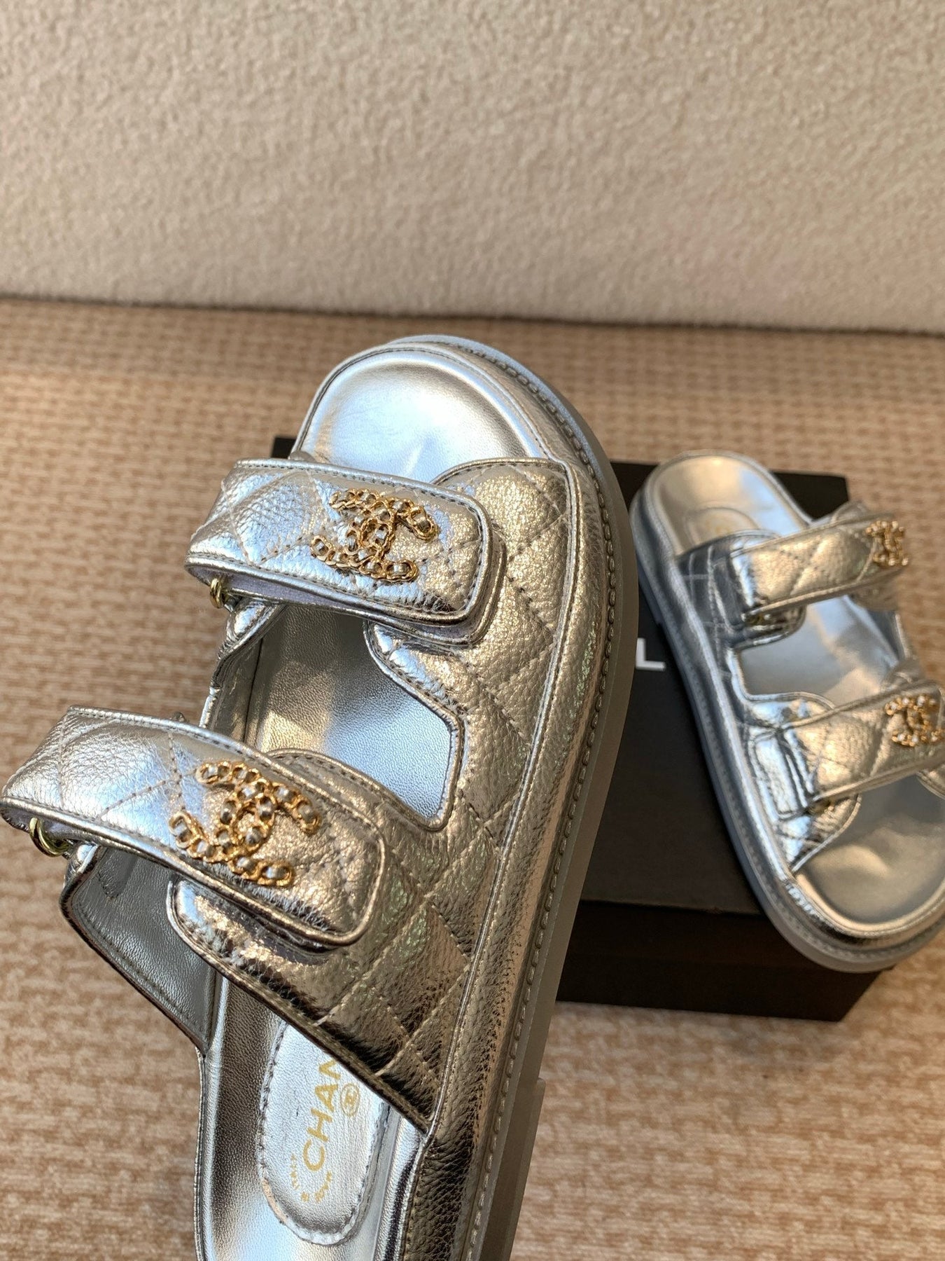 DAD SANDAL IN SILVER SHEEPSKIN MULE