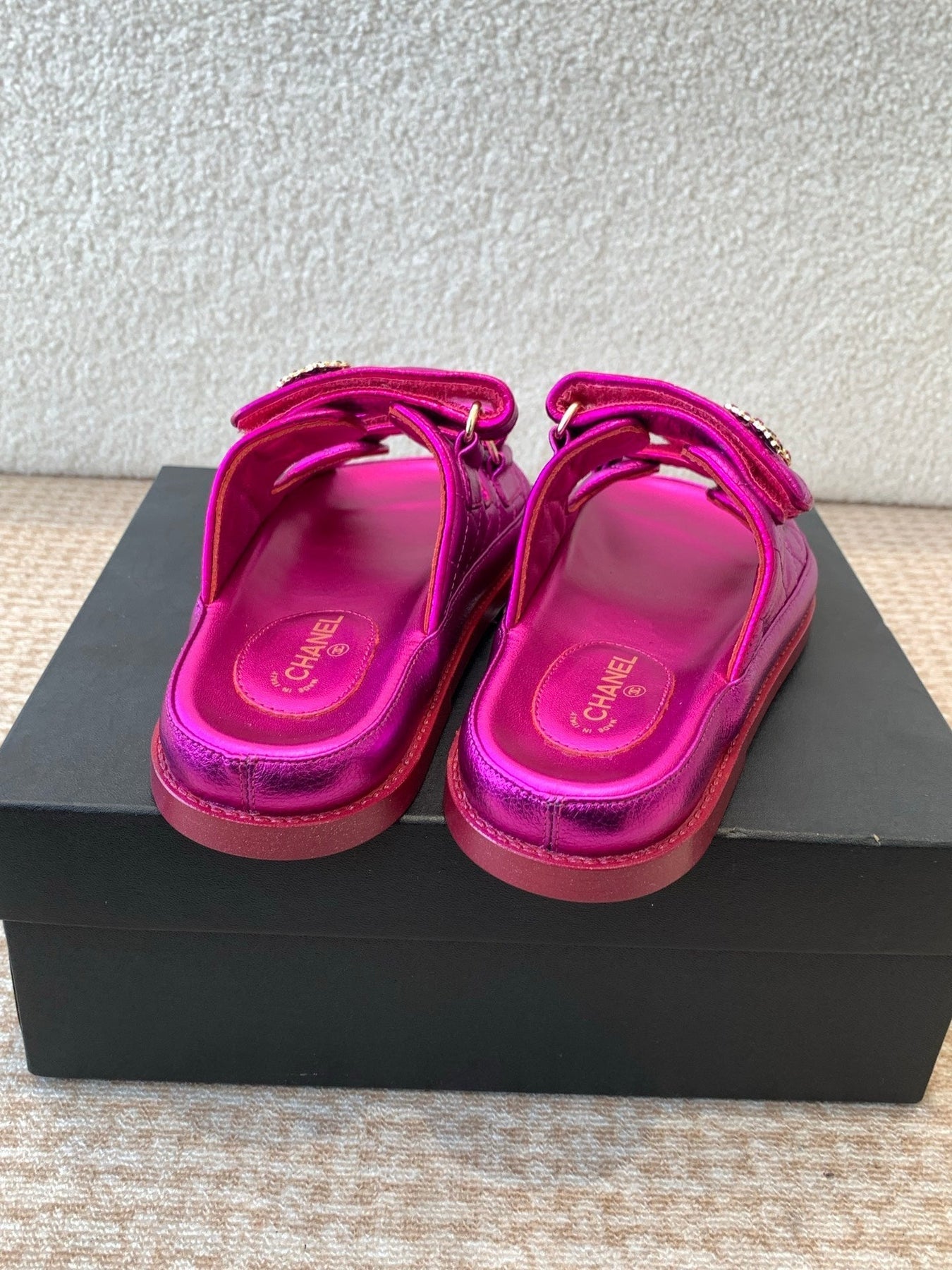 DAD SANDAL IN MAGENTA PURPLE SHEEPSKIN MULE