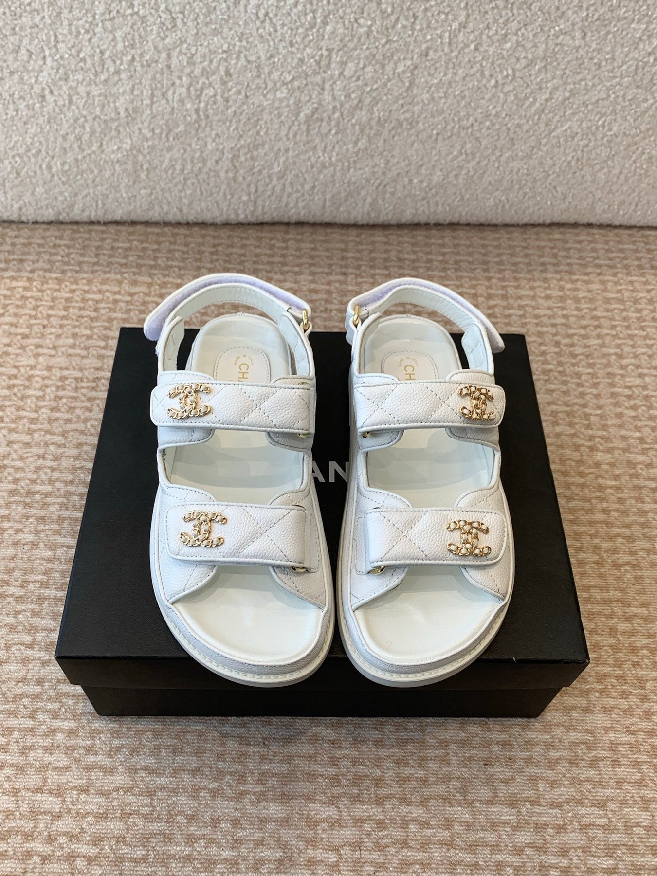 DAD SANDAL IN WHITE SHEEPSKIN