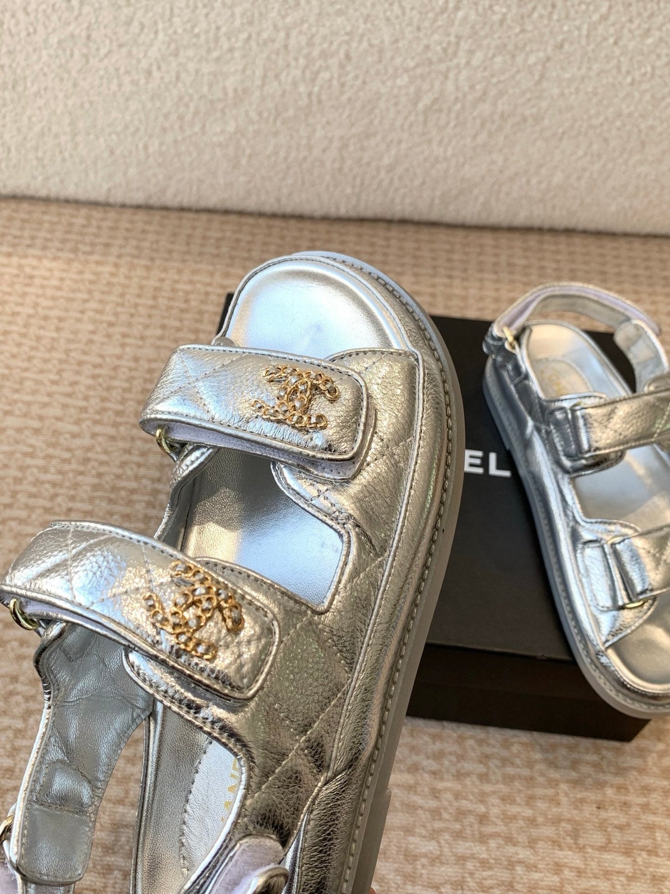 DAD SANDAL IN SILVER SHEEPSKIN