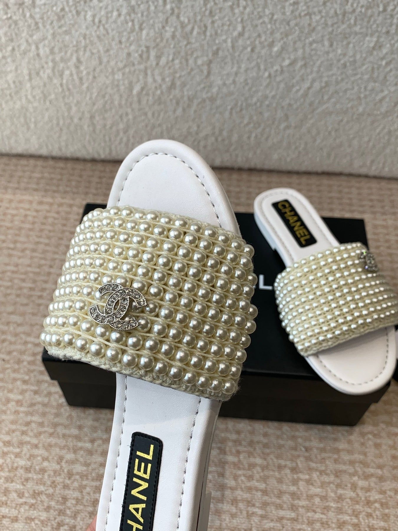 FLAT SLIDE IN WHITE LAMBSKIN WITH PEARLS