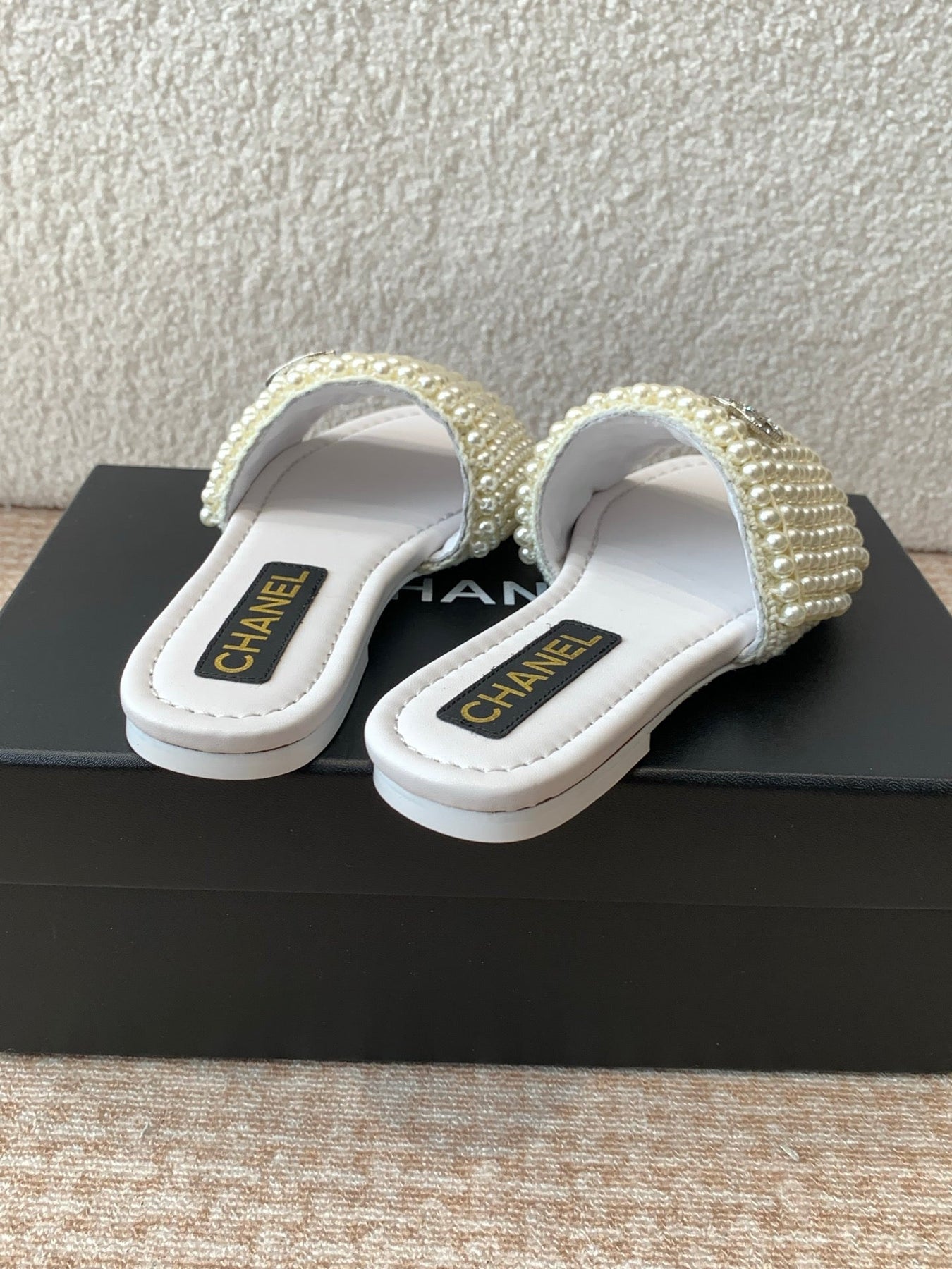 FLAT SLIDE IN WHITE LAMBSKIN WITH PEARLS