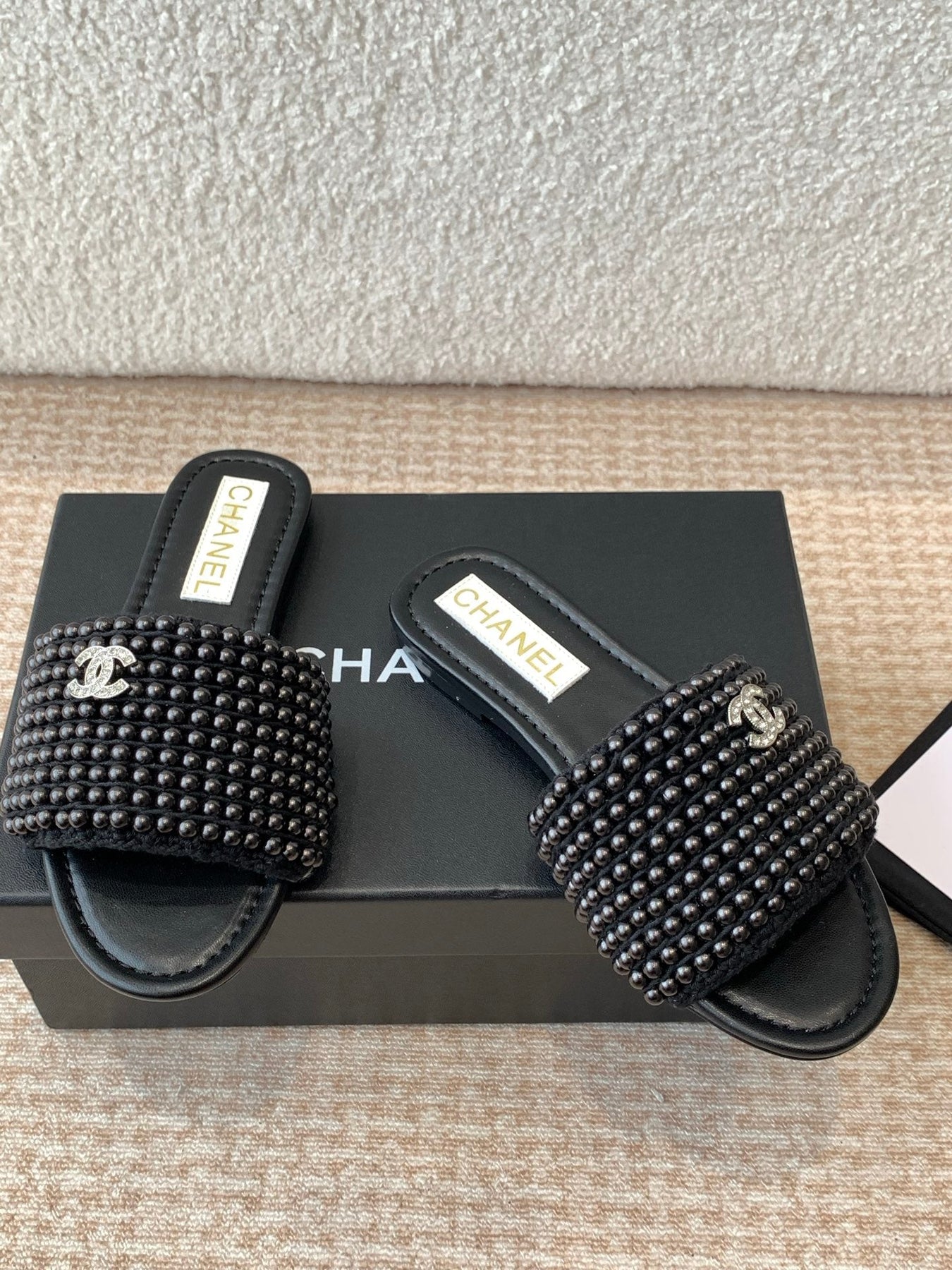 FLAT SLIDE IN BLACK LAMBSKIN WITH PEARLS