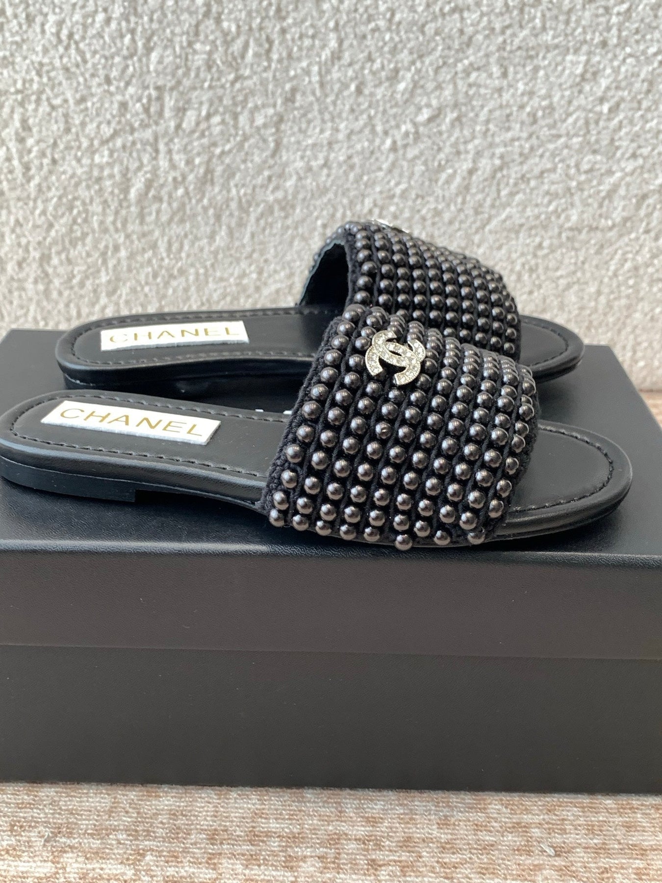 FLAT SLIDE IN BLACK LAMBSKIN WITH PEARLS