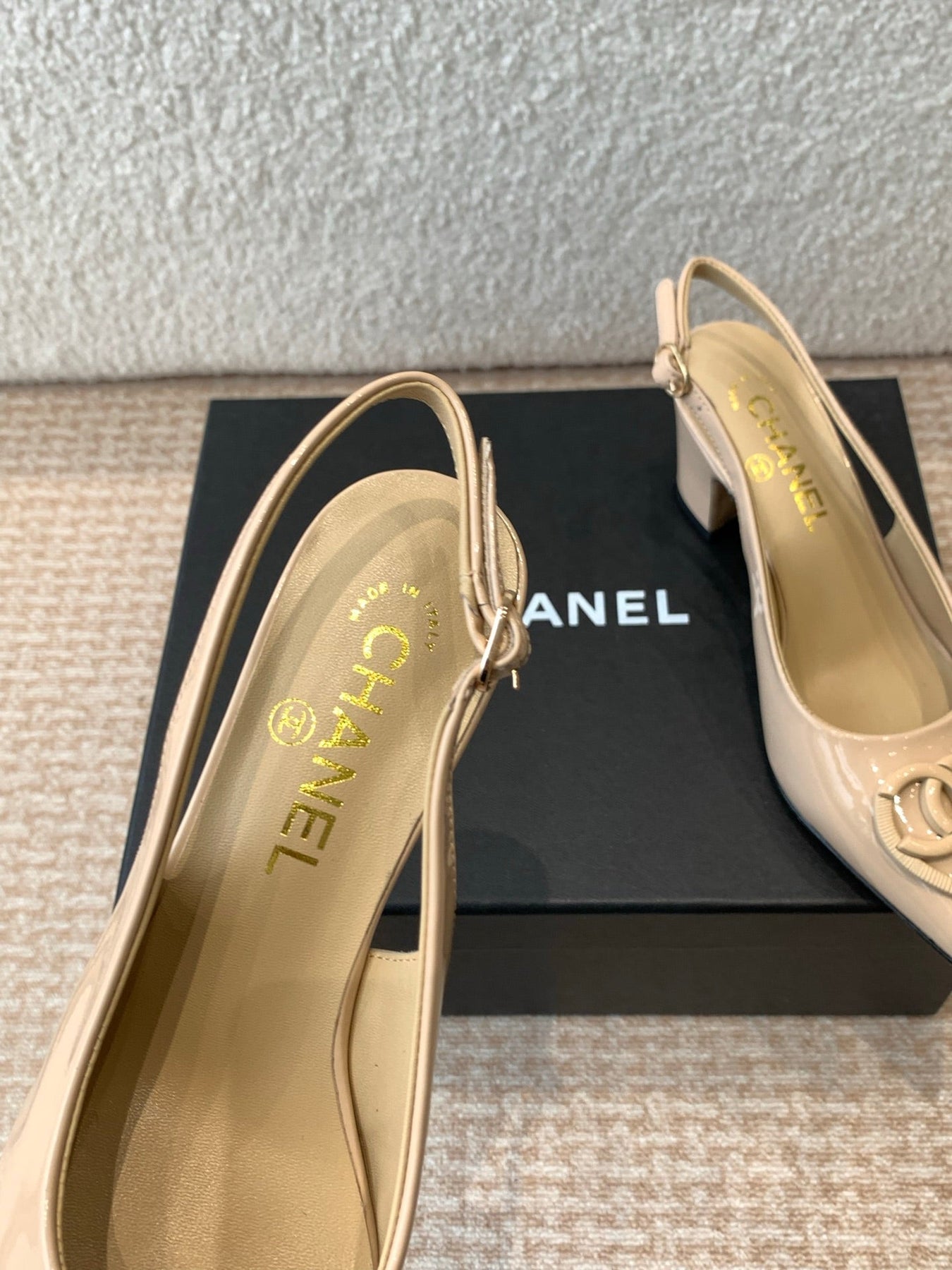 MID-HEEL SLINGBACKS IN BISQUE BEIGE PATENT CALFSKIN