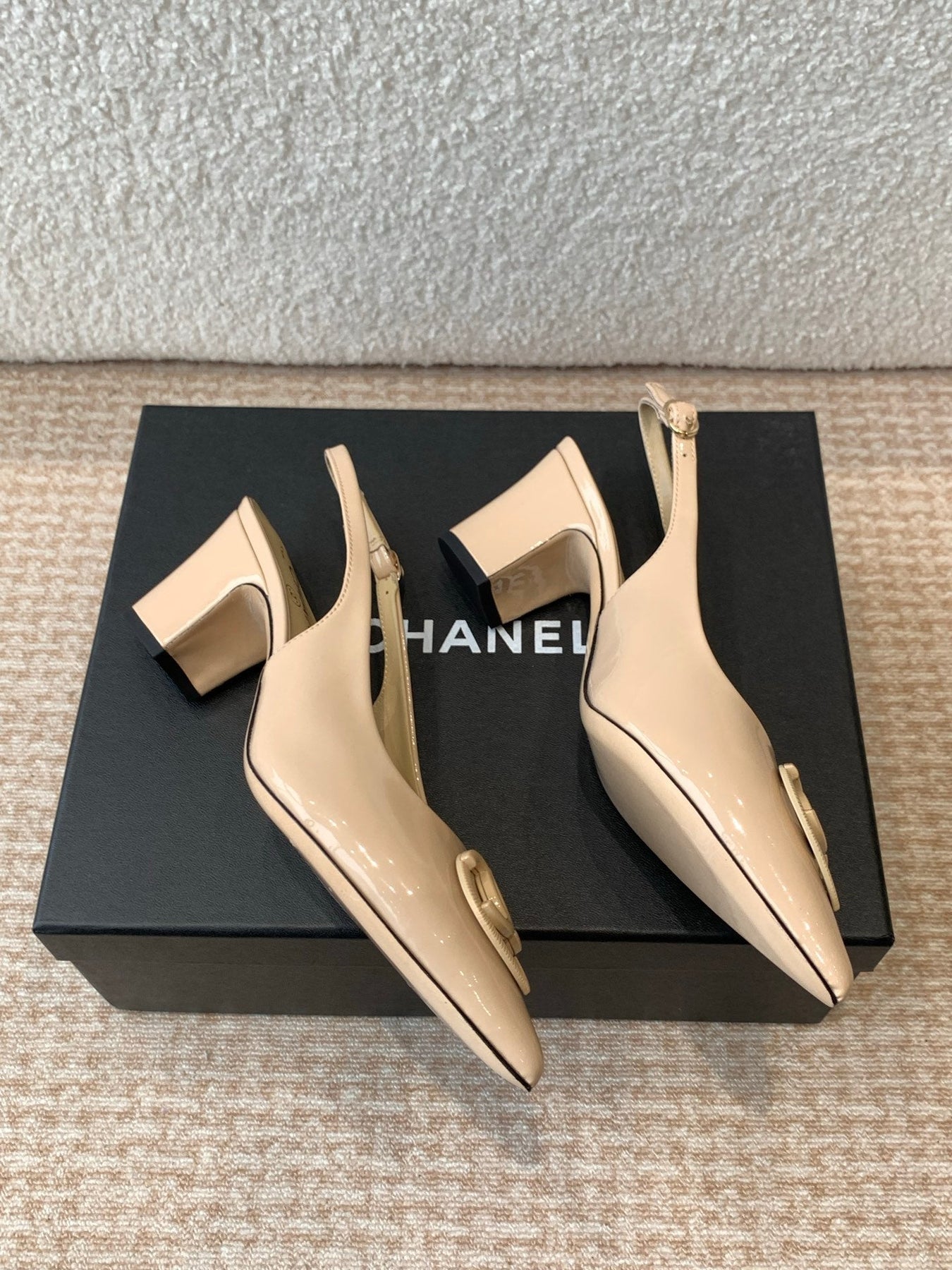MID-HEEL SLINGBACKS IN BISQUE BEIGE PATENT CALFSKIN