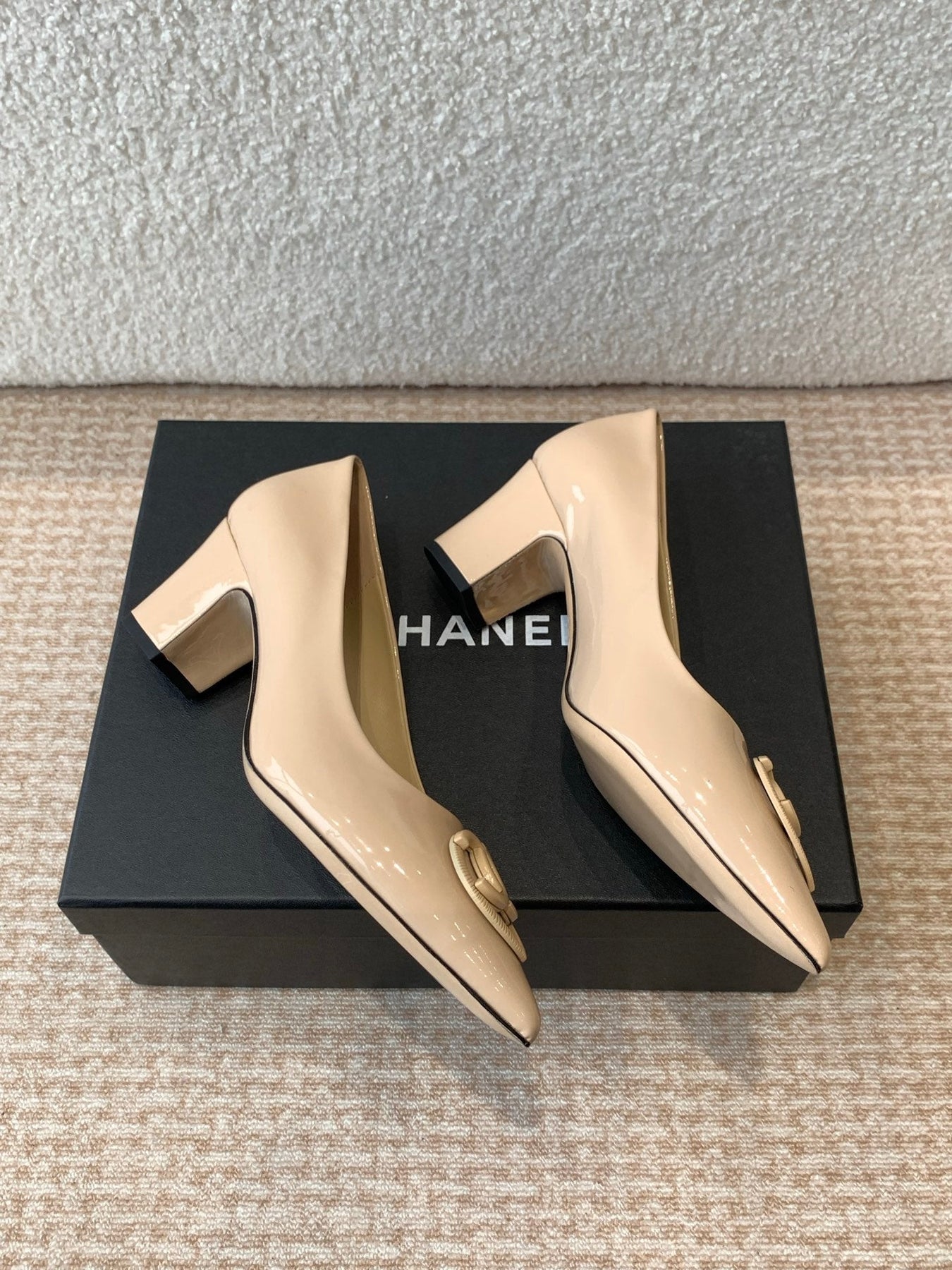 MID-HEEL PUMPS IN BISQUE BEIGE PATENT CALFSKIN