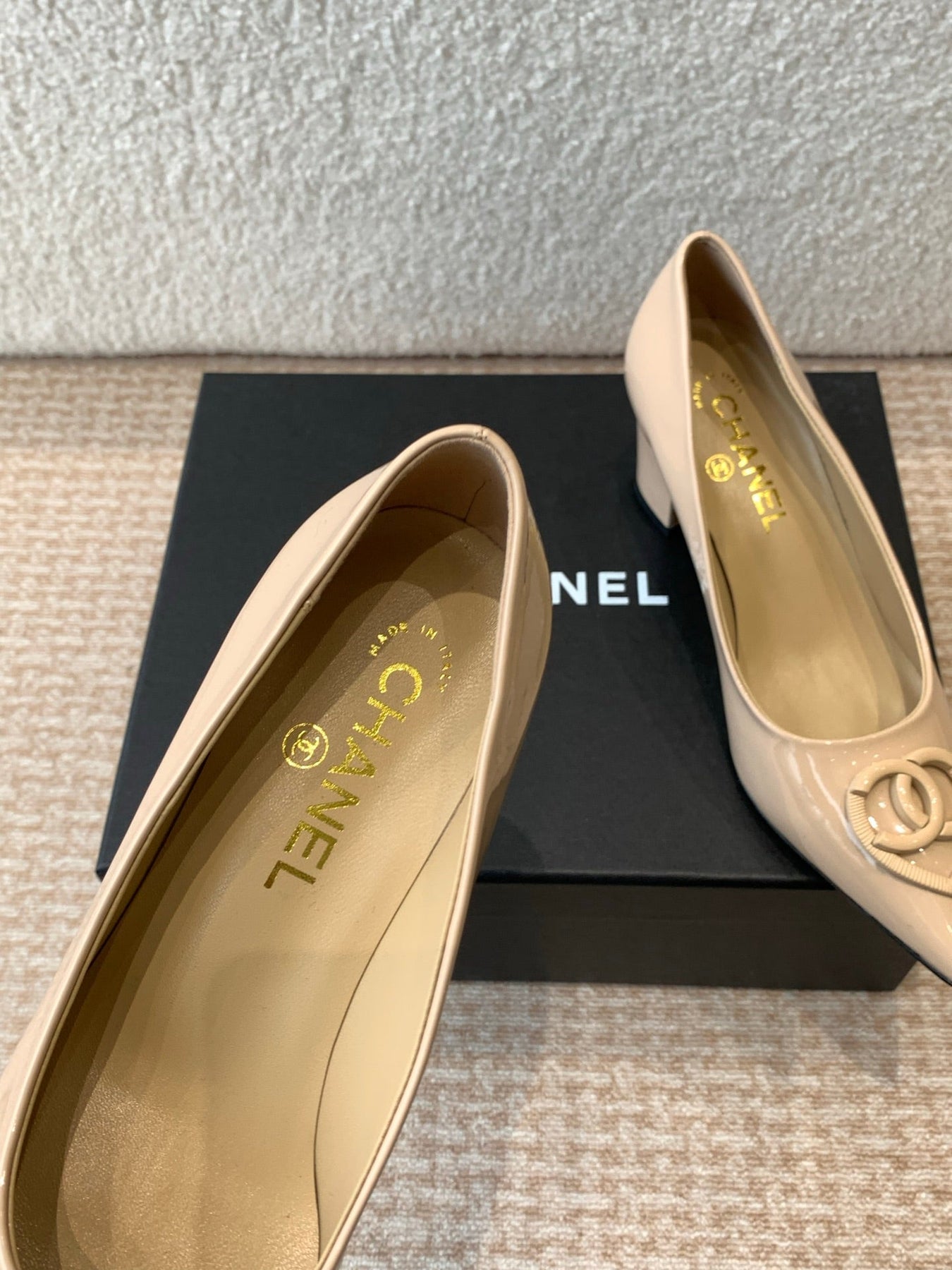 MID-HEEL PUMPS IN BISQUE BEIGE PATENT CALFSKIN