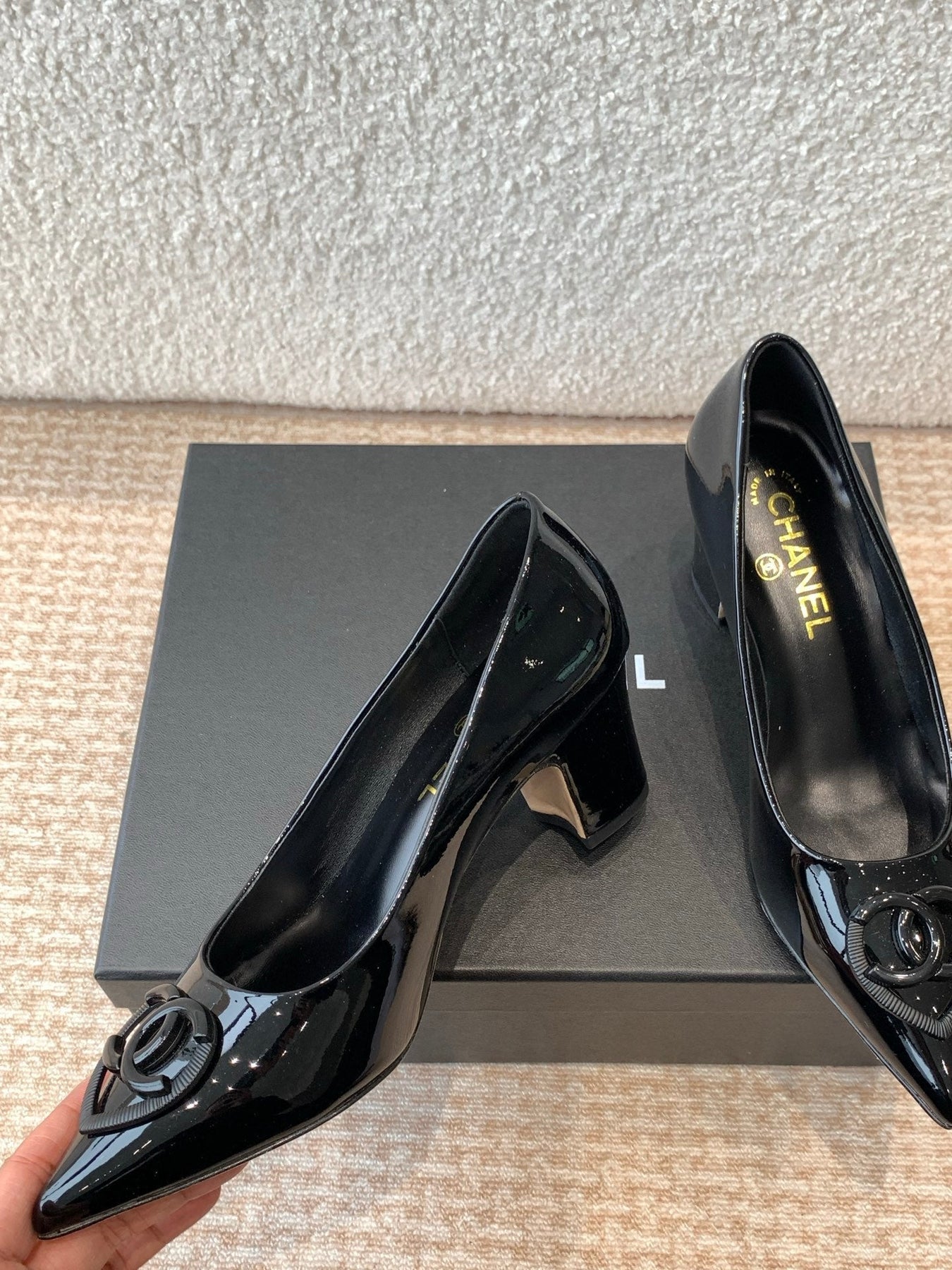 MID-HEEL PUMPS IN BLACK PATENT CALFSKIN