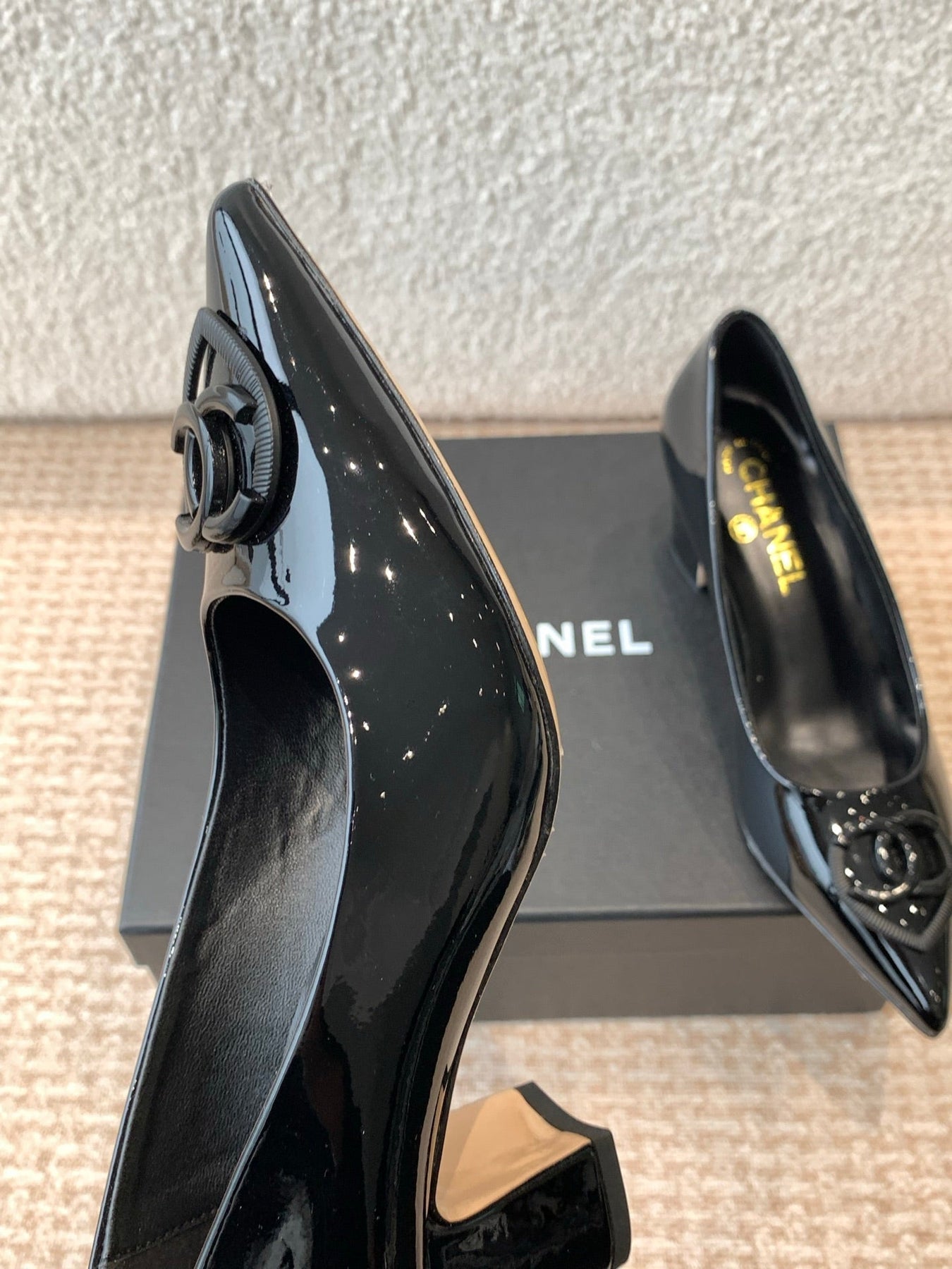 MID-HEEL PUMPS IN BLACK PATENT CALFSKIN