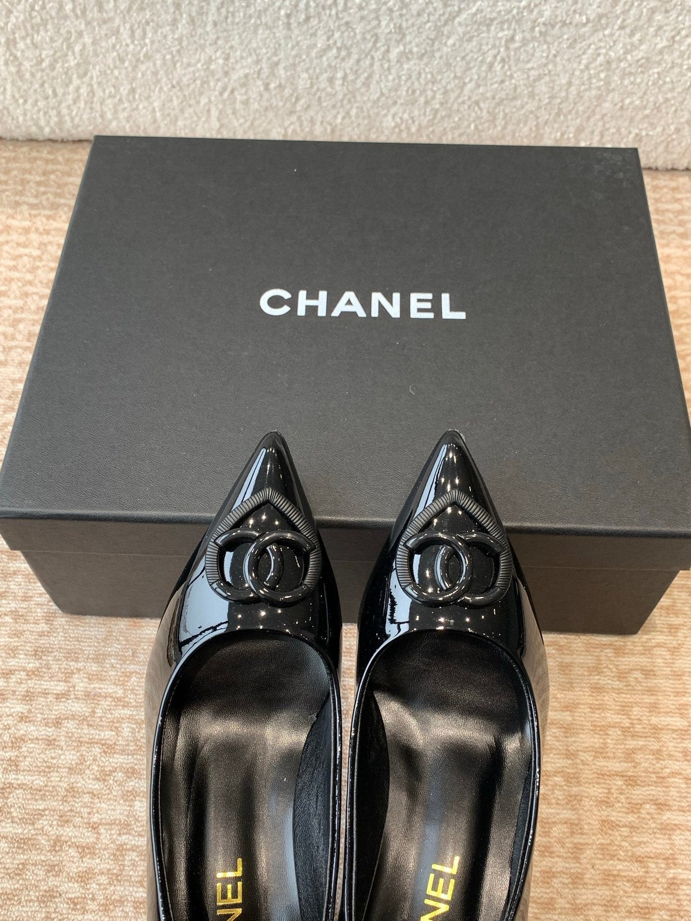 MID-HEEL PUMPS IN BLACK PATENT CALFSKIN