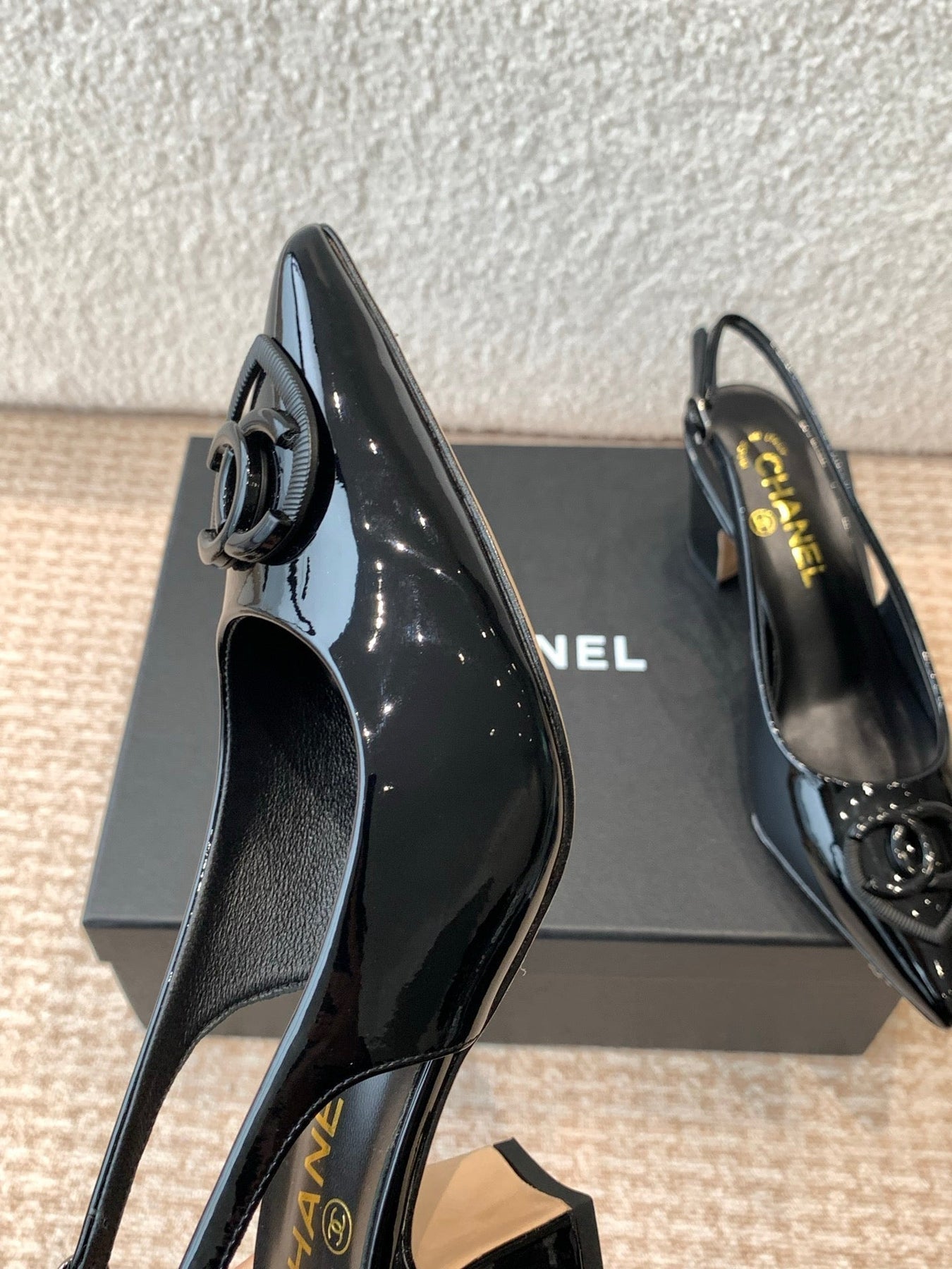 MID-HEEL SLINGBACKS IN BLACK PATENT CALFSKIN