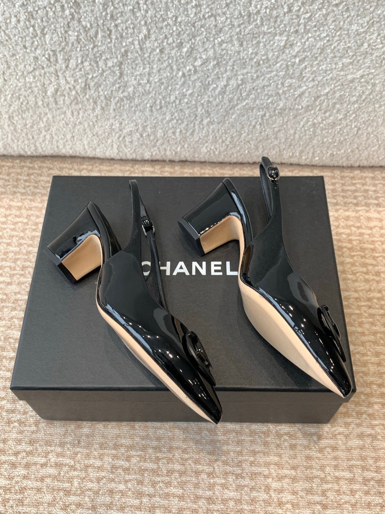 MID-HEEL SLINGBACKS IN BLACK PATENT CALFSKIN