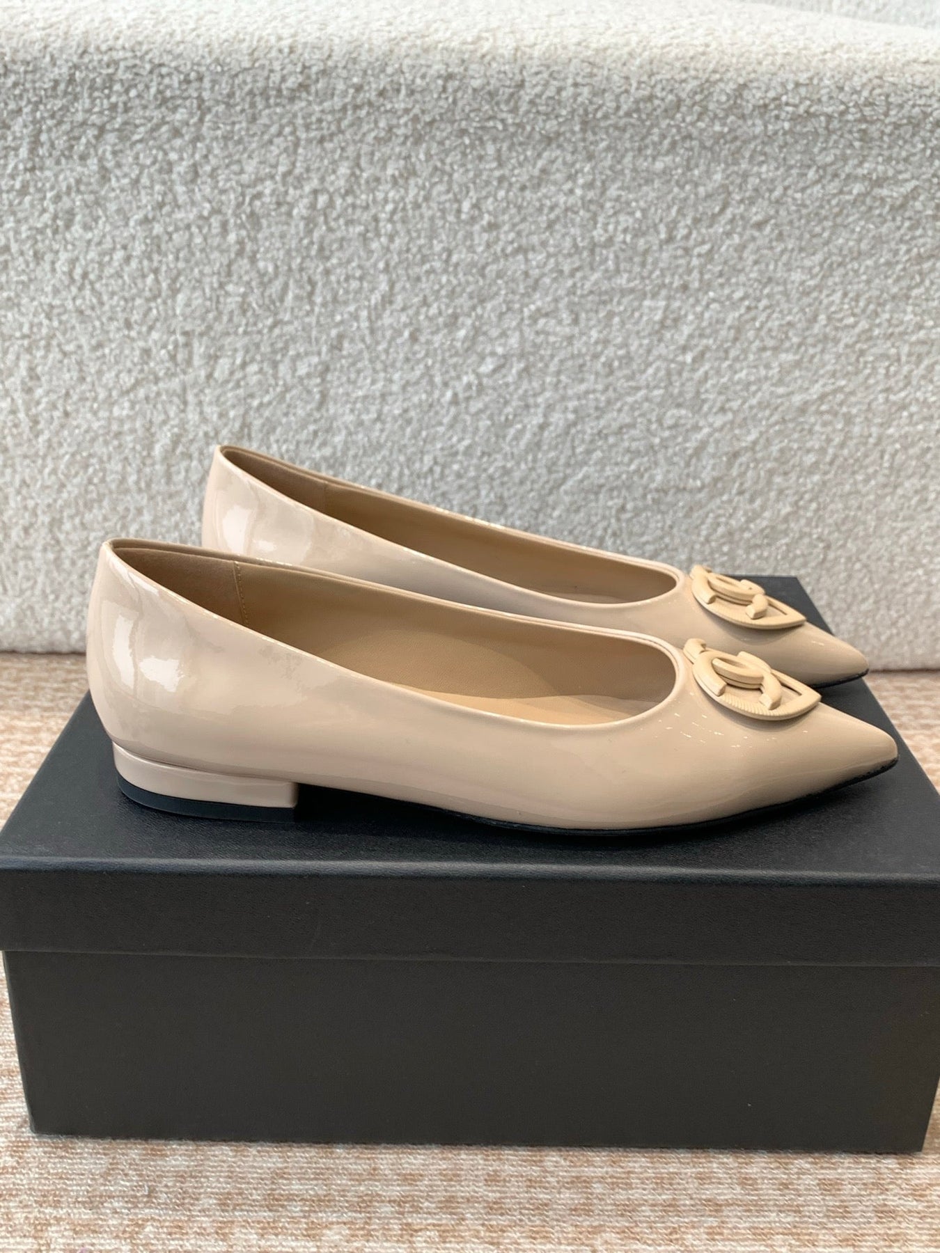 FLAT PUMPS IN BISQUE BEIGE PATENT CALFSKIN