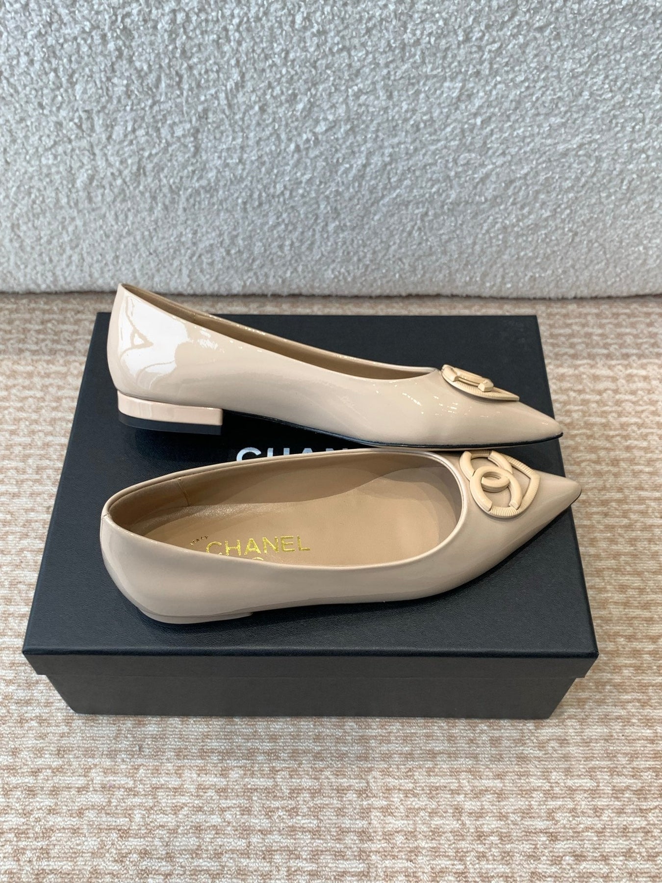 FLAT PUMPS IN BISQUE BEIGE PATENT CALFSKIN