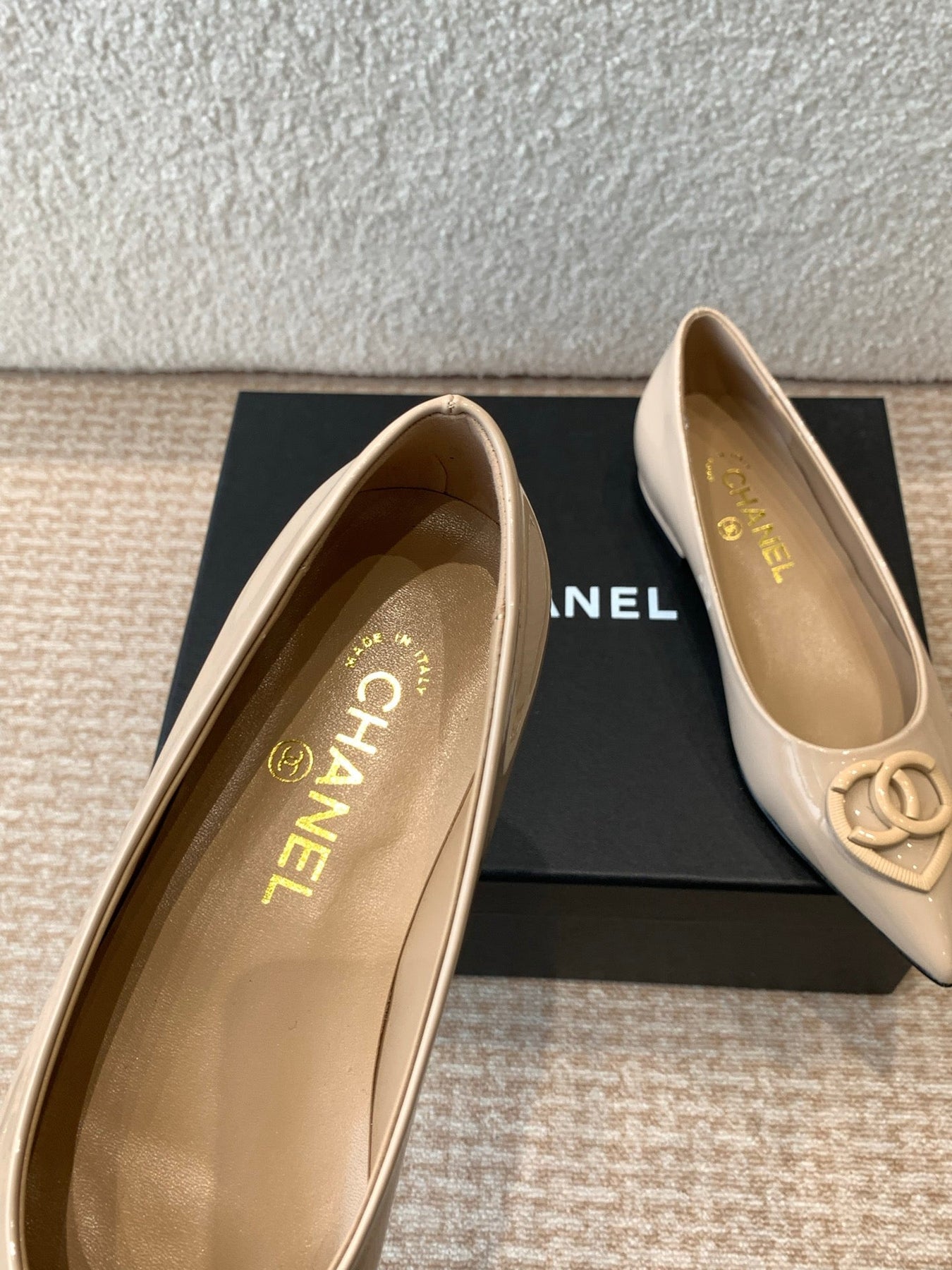 FLAT PUMPS IN BISQUE BEIGE PATENT CALFSKIN