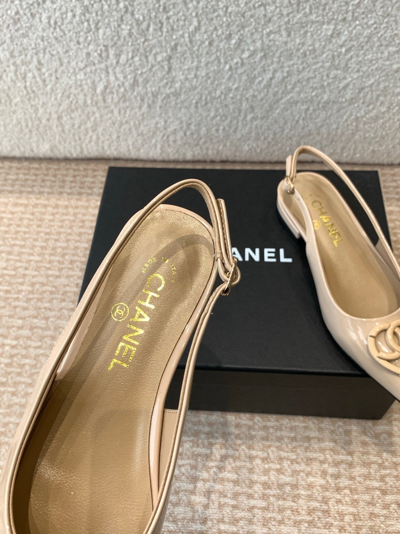 FLAT MULES IN BISQUE BEIGE PATENT CALFSKIN