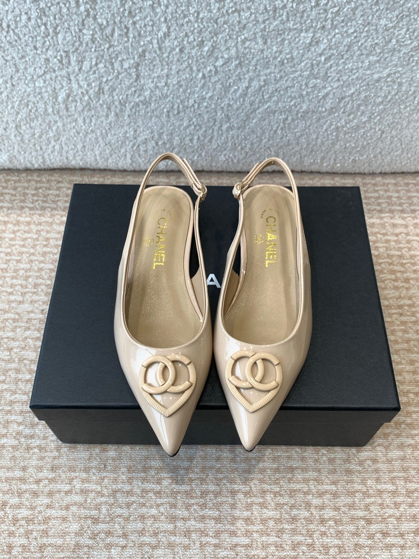 FLAT MULES IN BISQUE BEIGE PATENT CALFSKIN
