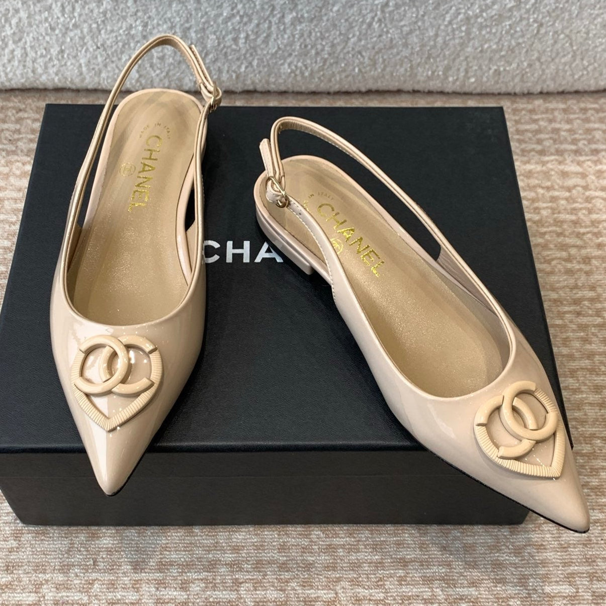 FLAT MULES IN BISQUE BEIGE PATENT CALFSKIN