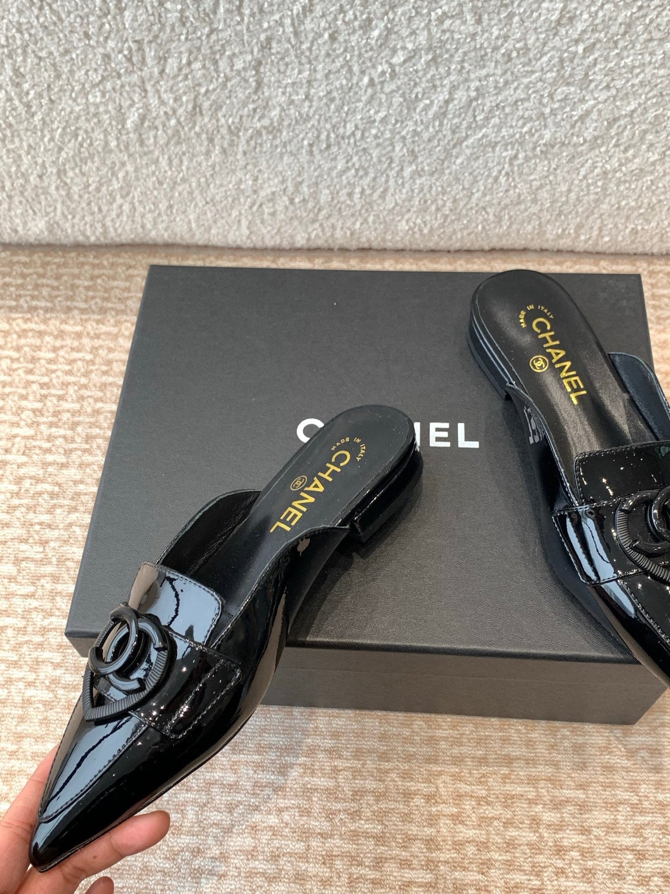 FLAT MULES IN BLACK PATENT CALFSKIN