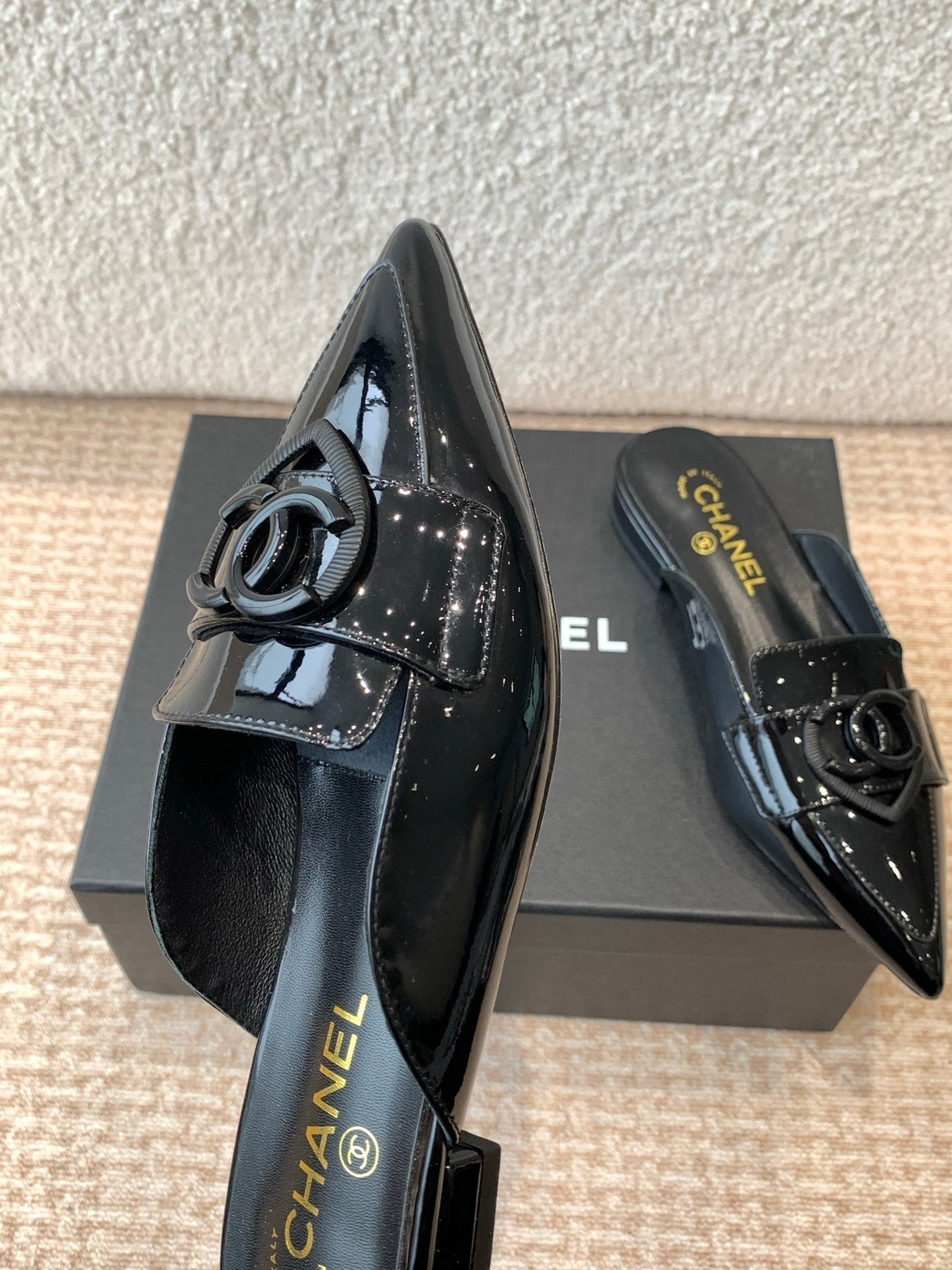 FLAT MULES IN BLACK PATENT CALFSKIN