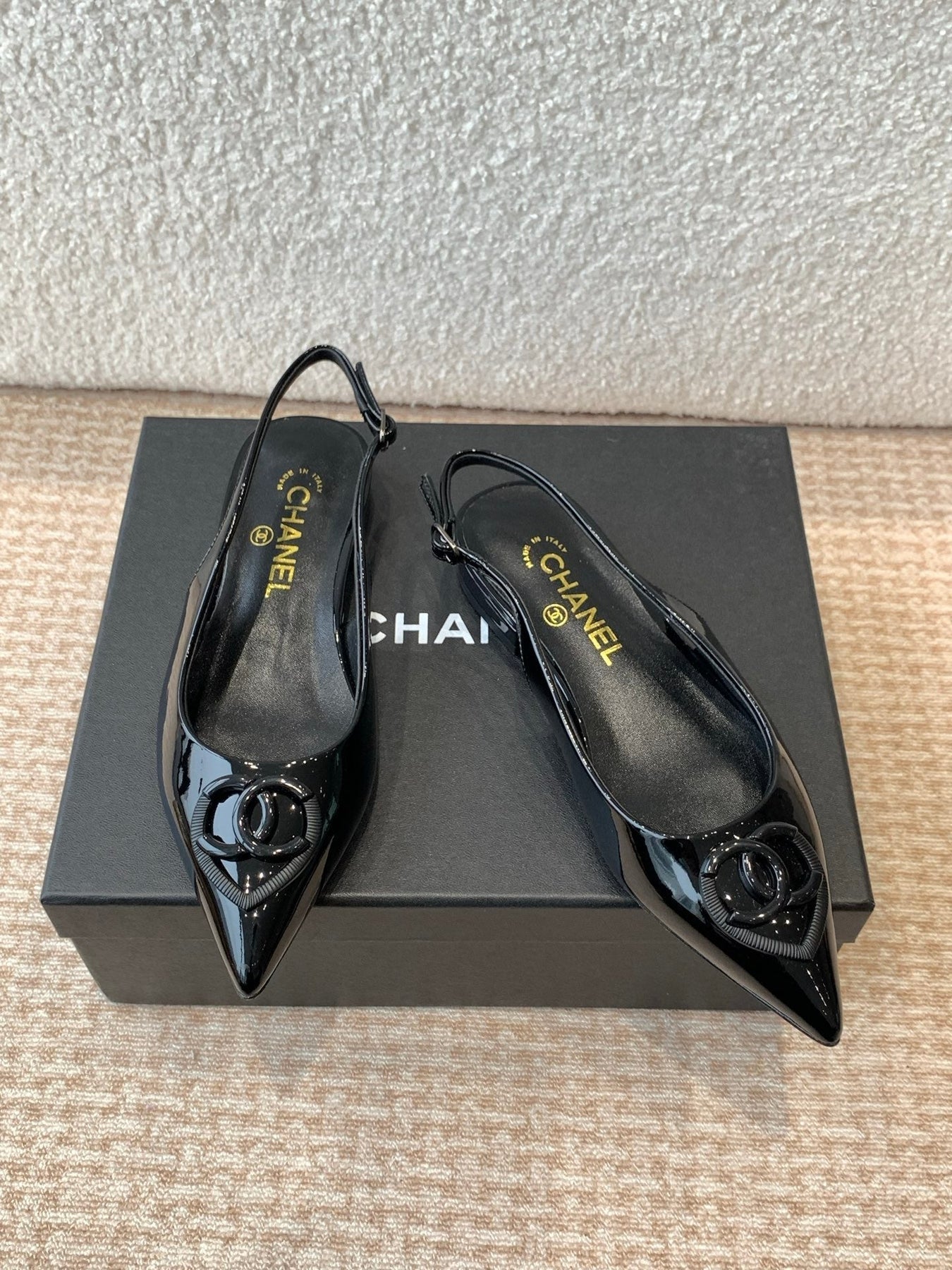 FLAT SLINGBACKS IN BLACK PATENT CALFSKIN