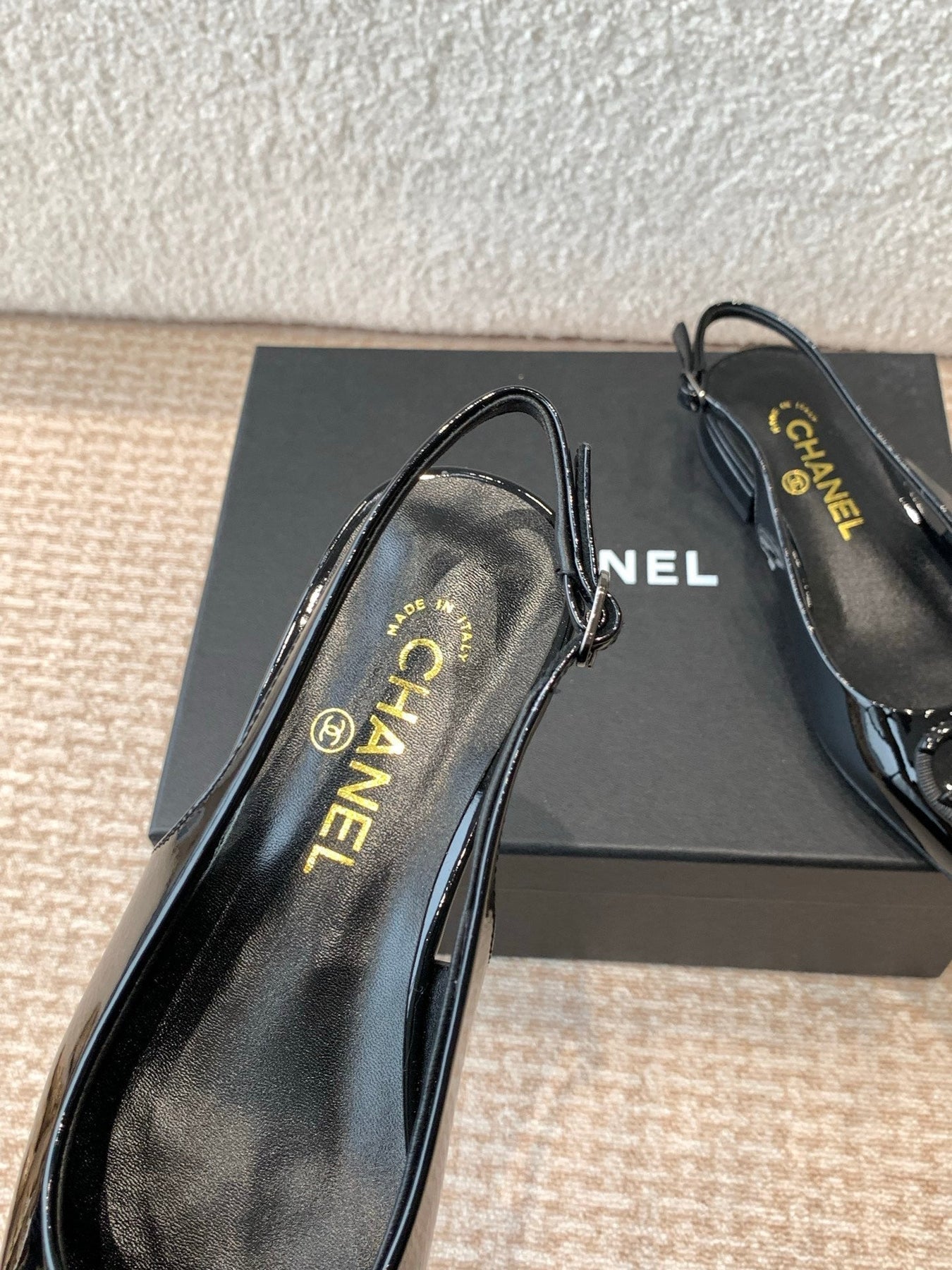 FLAT SLINGBACKS IN BLACK PATENT CALFSKIN