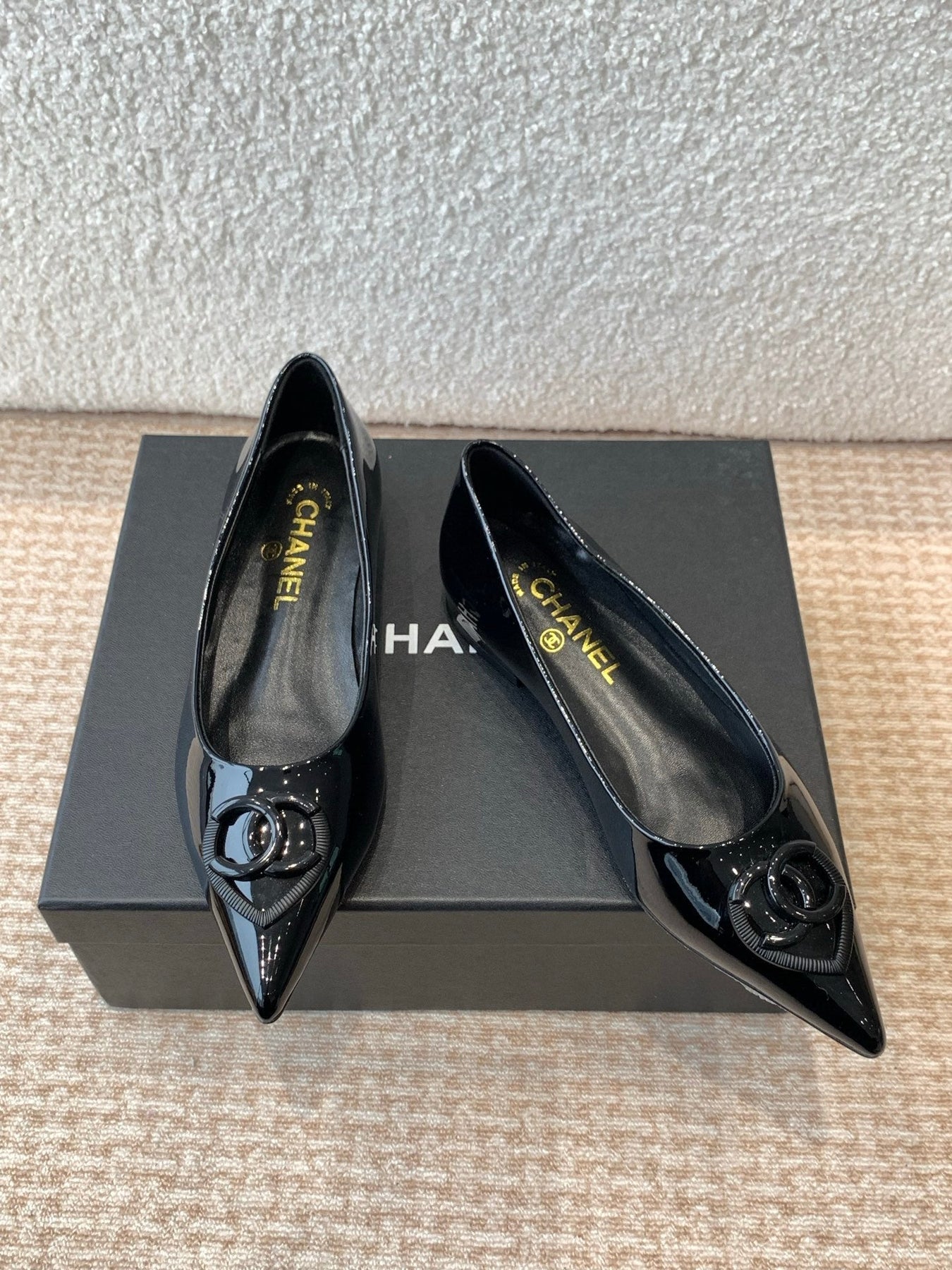 FLAT PUMP IN BLACK PATENT CALFSKIN