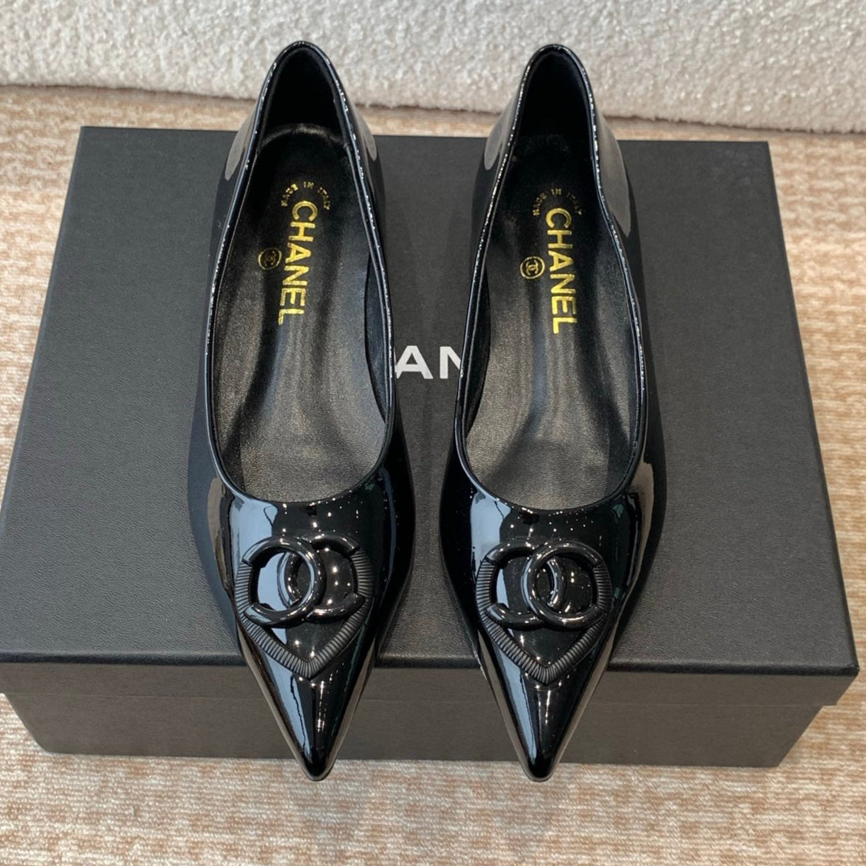 FLAT PUMP IN BLACK PATENT CALFSKIN